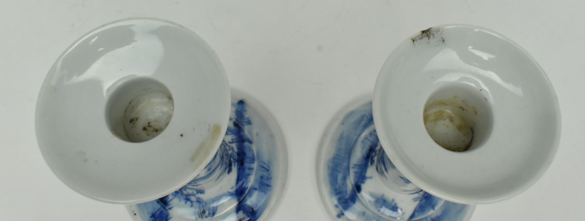 PAIR OF REPUBLIC BLUE AND WHITE CANDLE STICKS 民国青花烛台一对 - Bild 3 aus 7