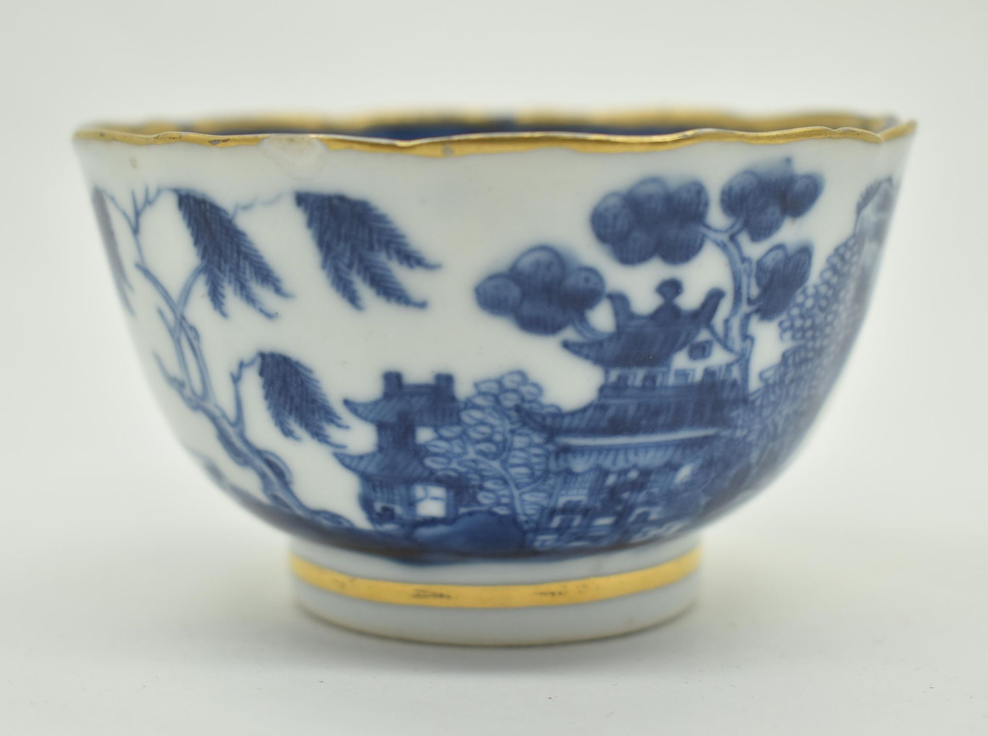 19TH CENTURY CHINESE GILT BLUE AND WHITE BOWL 清 青花山水碗 - Image 2 of 10