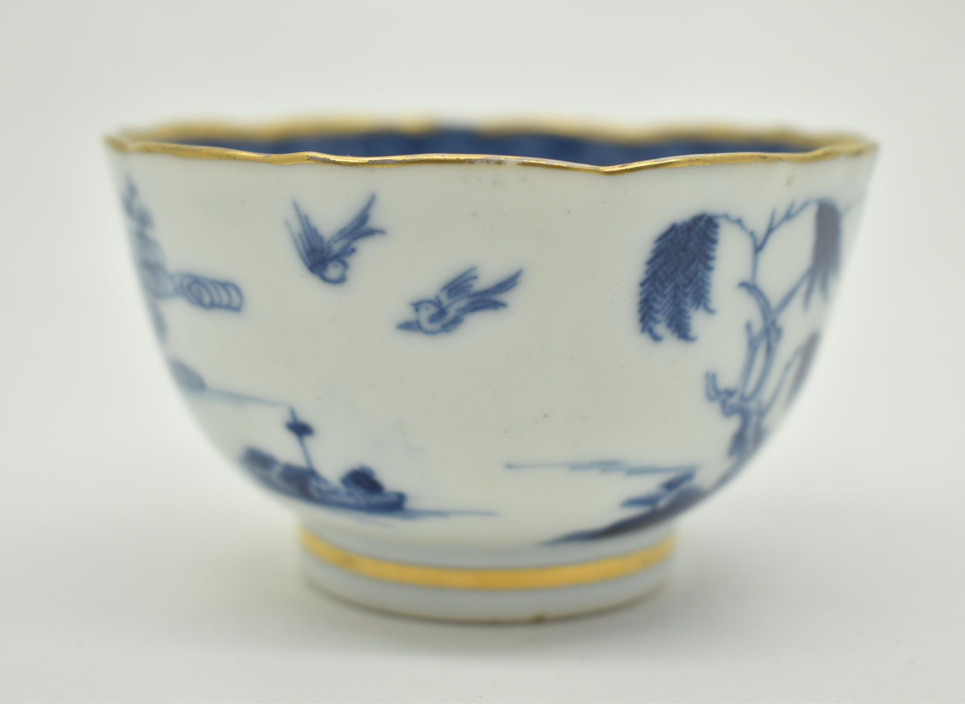 19TH CENTURY CHINESE GILT BLUE AND WHITE BOWL 清 青花山水碗 - Bild 4 aus 10