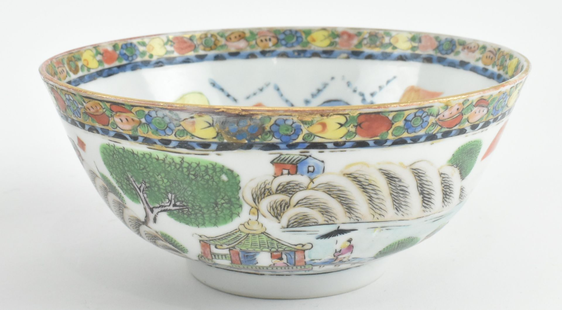 TWO QING DYNASTY FAMILLE ROSE BOWLS 清 粉彩碗 - Bild 6 aus 6