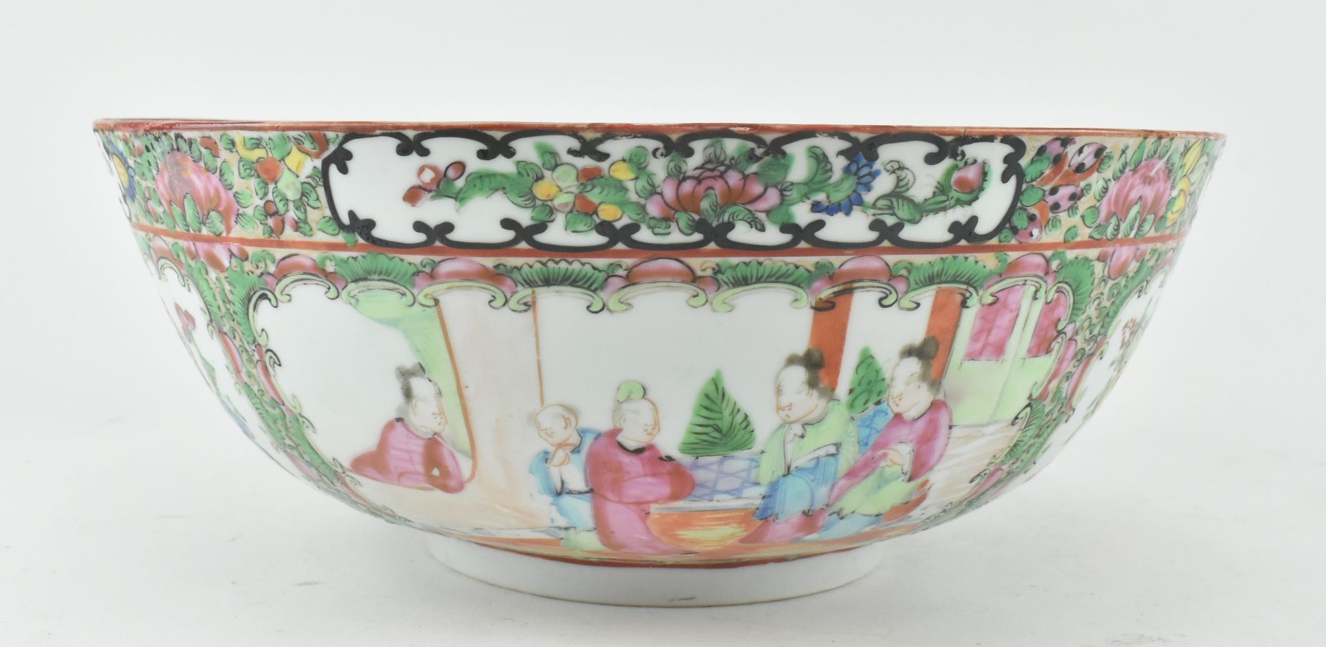 QING DYNASTY FAMILLE ROSE CANTON FIGURINE BOWL 清 广彩大碗