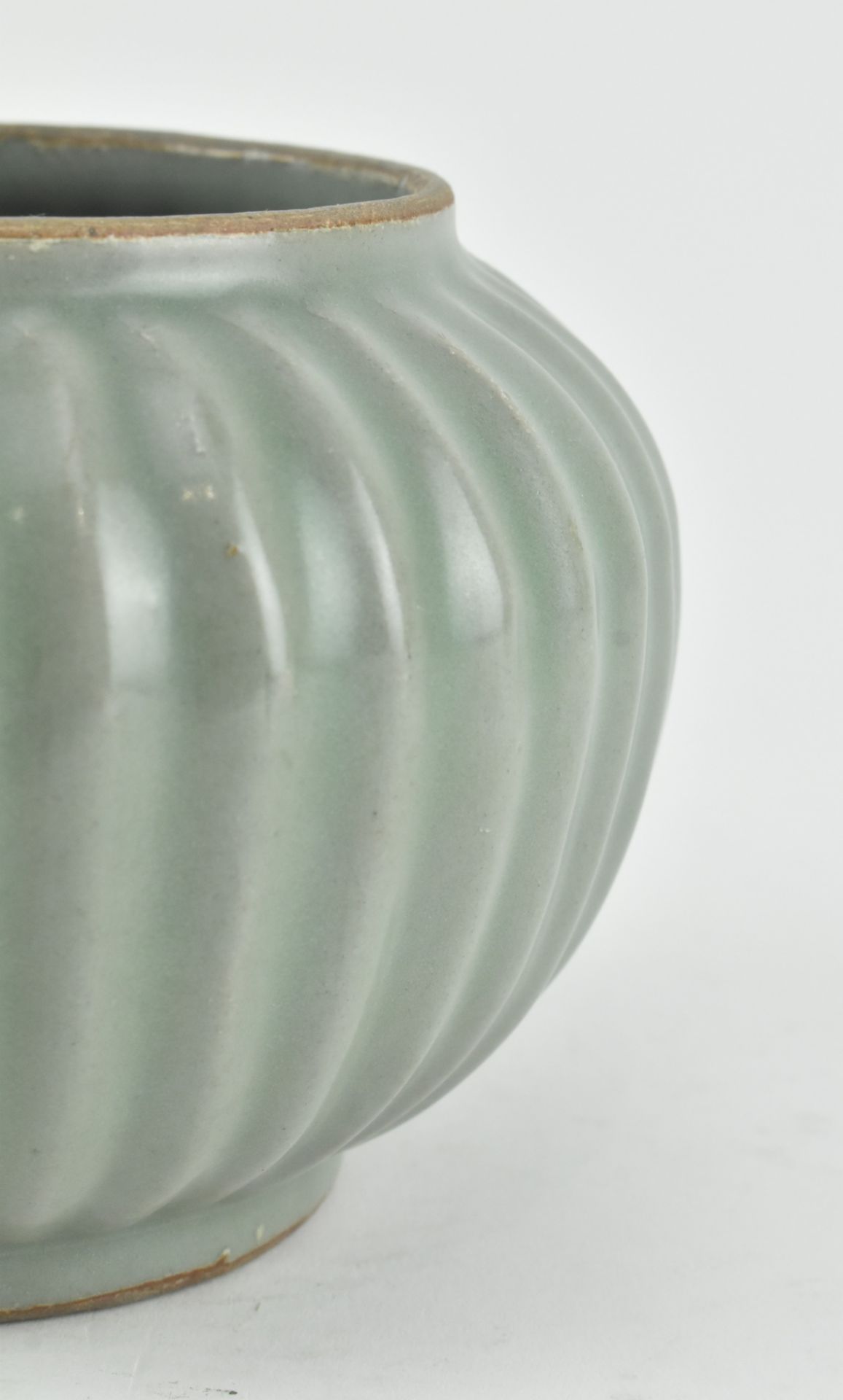 QING DYNASTY LONGQUAN CELADON RIBBED JAR 龙泉 青釉百条罐 - Bild 4 aus 6