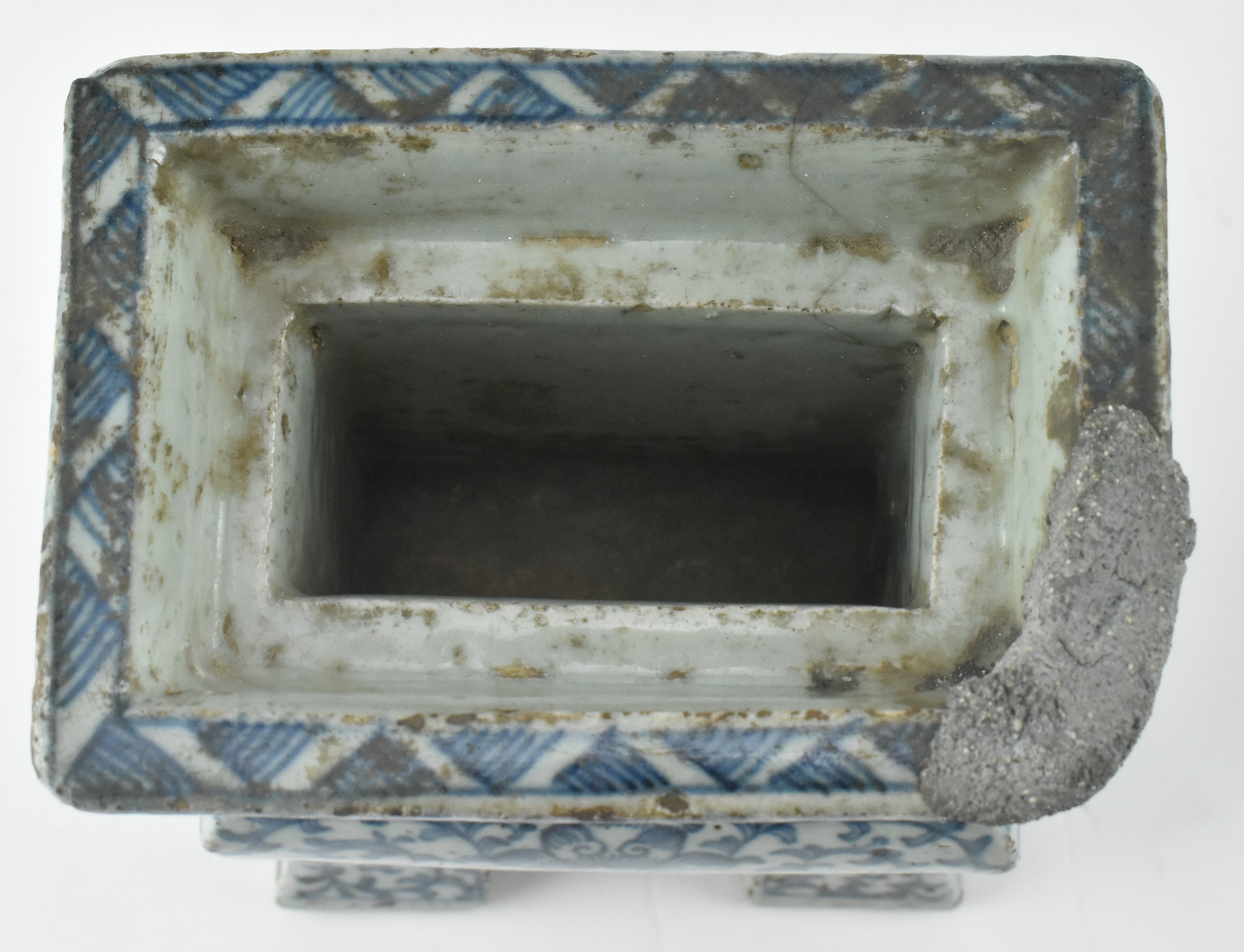 QING BLUE AND WHITE RECTANGULAR FOOTED CENSER 清 青花卷草纹香炉 - Image 4 of 6