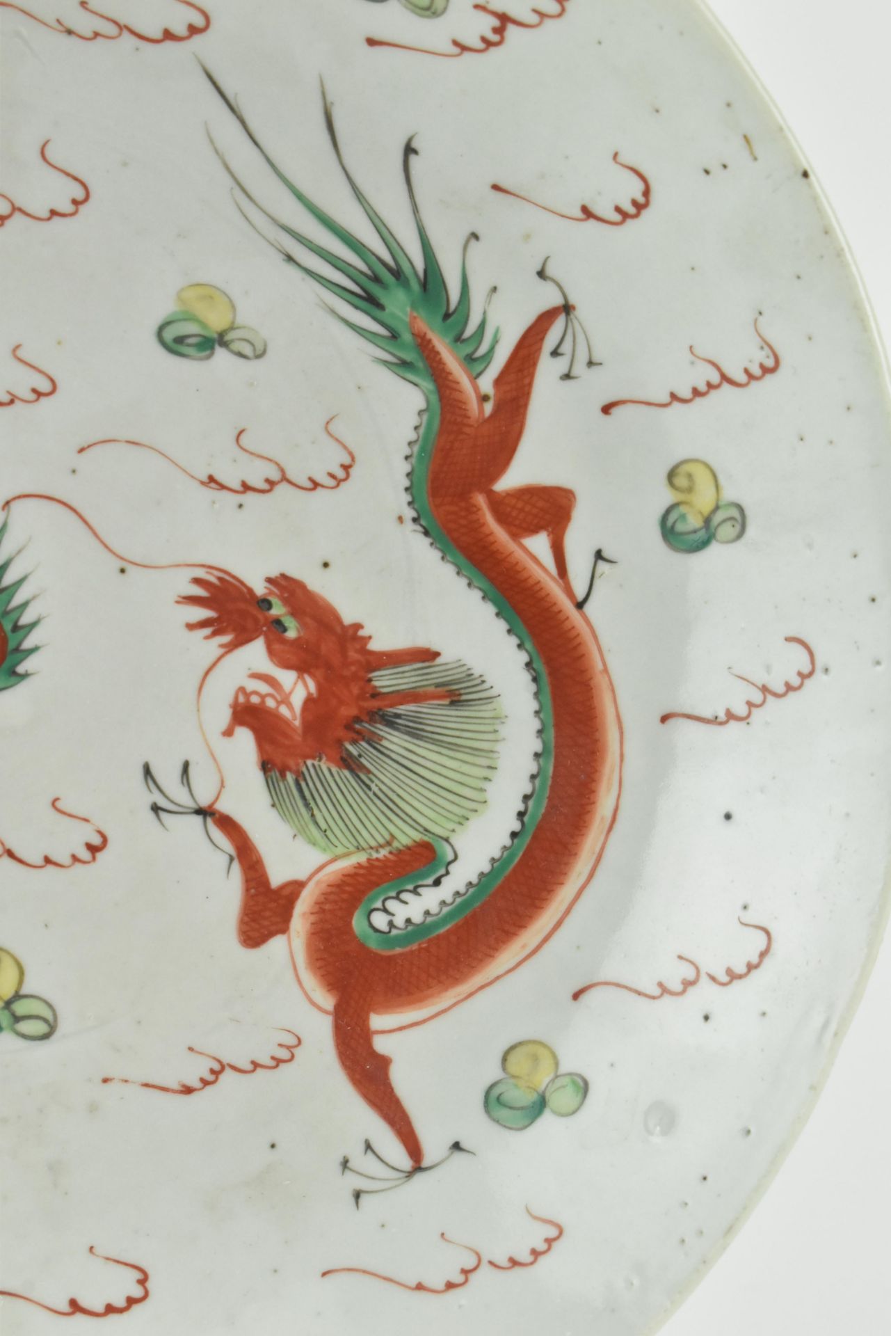 QING EXPORT FAMILLE VERTE DRAGON AND PHOENIX DISH 清 粉彩龙凤盘 - Bild 3 aus 5