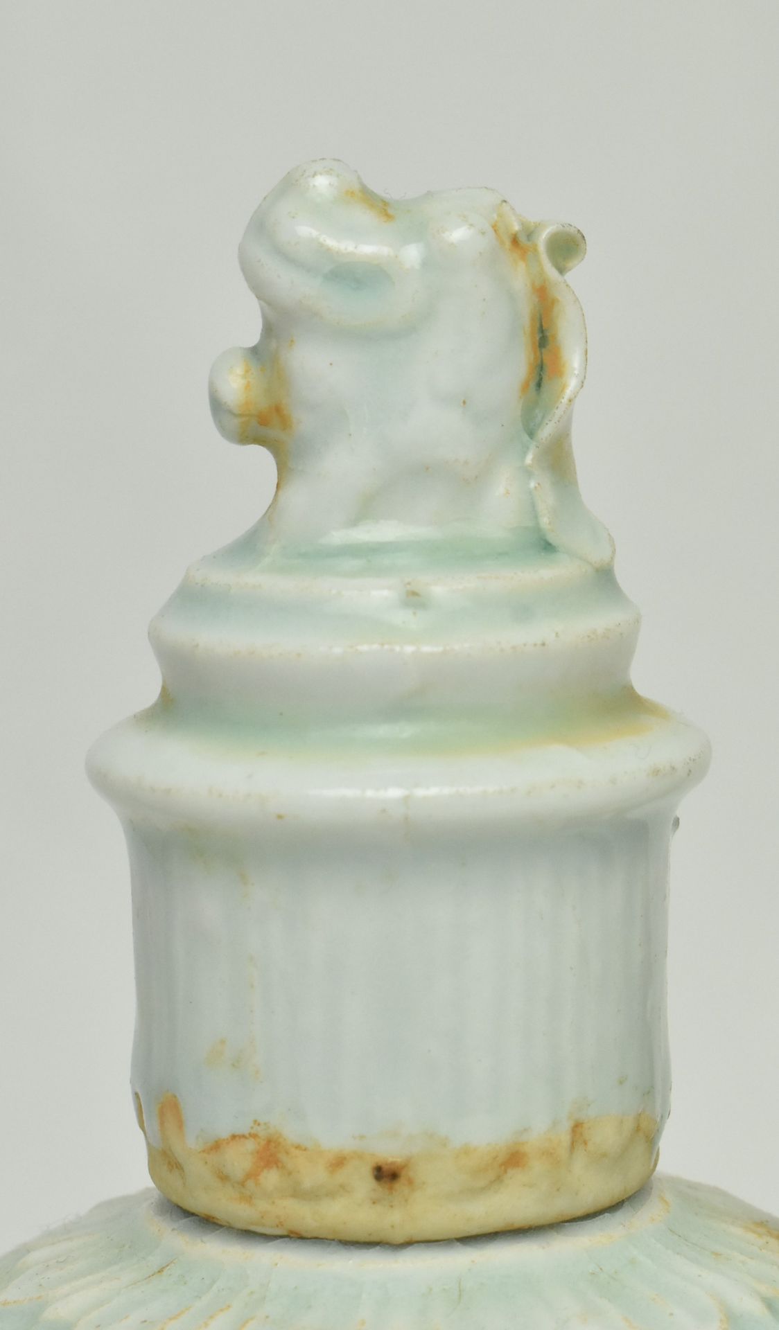 QING QINGBAI EWER WITH LION FINIAL COVER 晚清仿北宋清白执壶 - Image 6 of 9