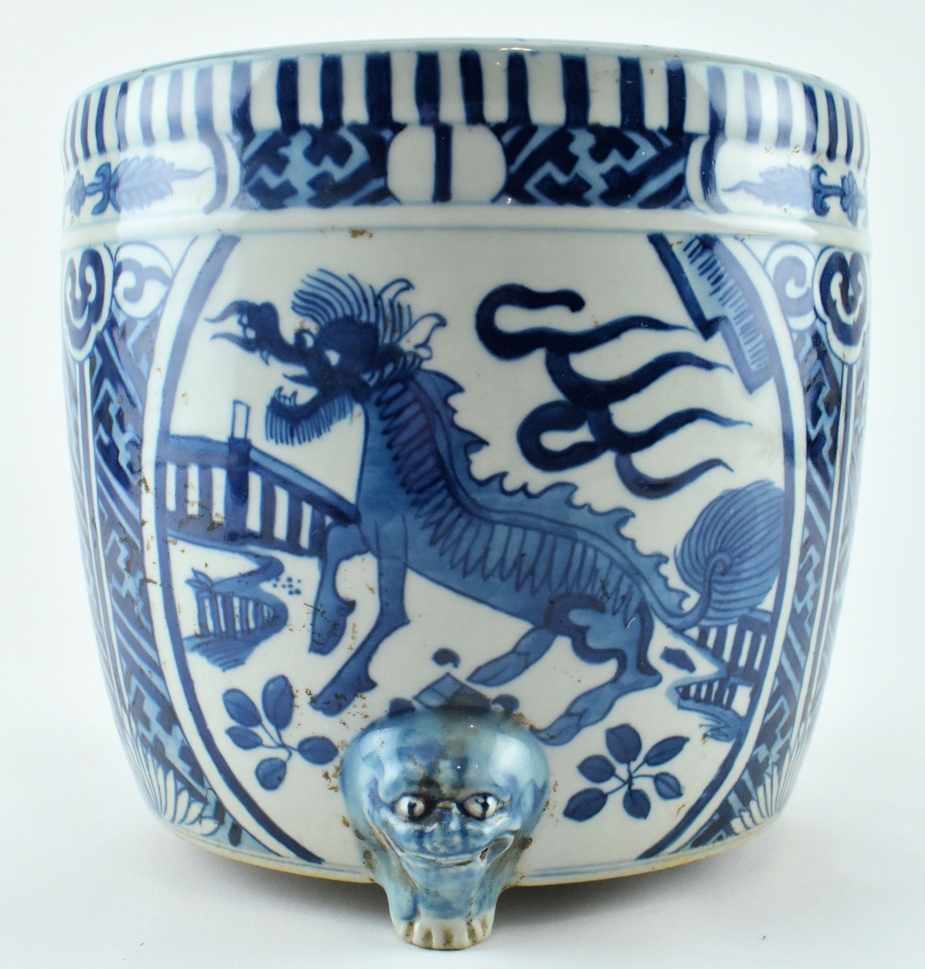 QING DYNASTY BLUE AND WHITE CENSER 清末 青花貔貅 香炉 - Bild 4 aus 8