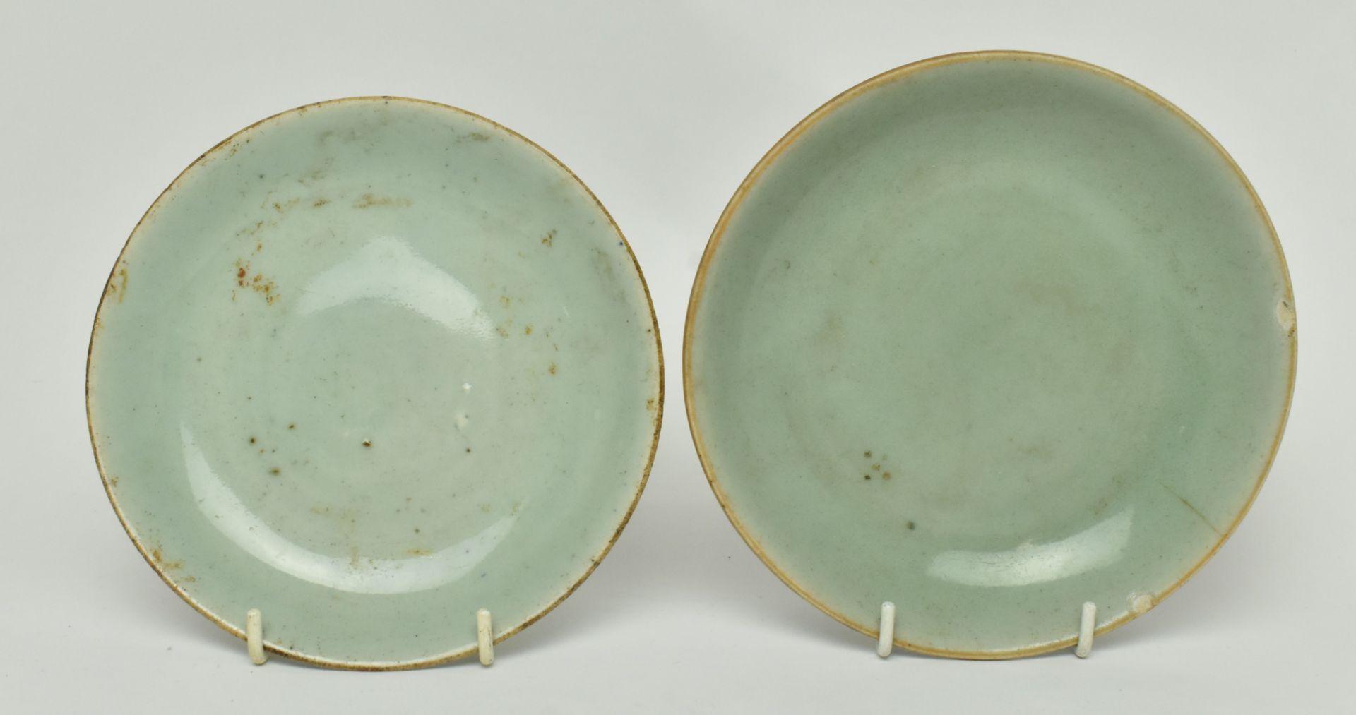 TWO QING DYNASTY CELADON GLAZED DISHES 清 青釉 盘子两个 - Image 2 of 7