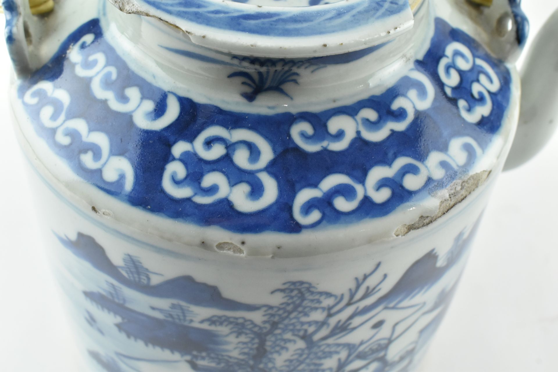 LARGE QING BLUE AND WHITE TEA POT 晚清 青花提梁壶 - Bild 6 aus 6