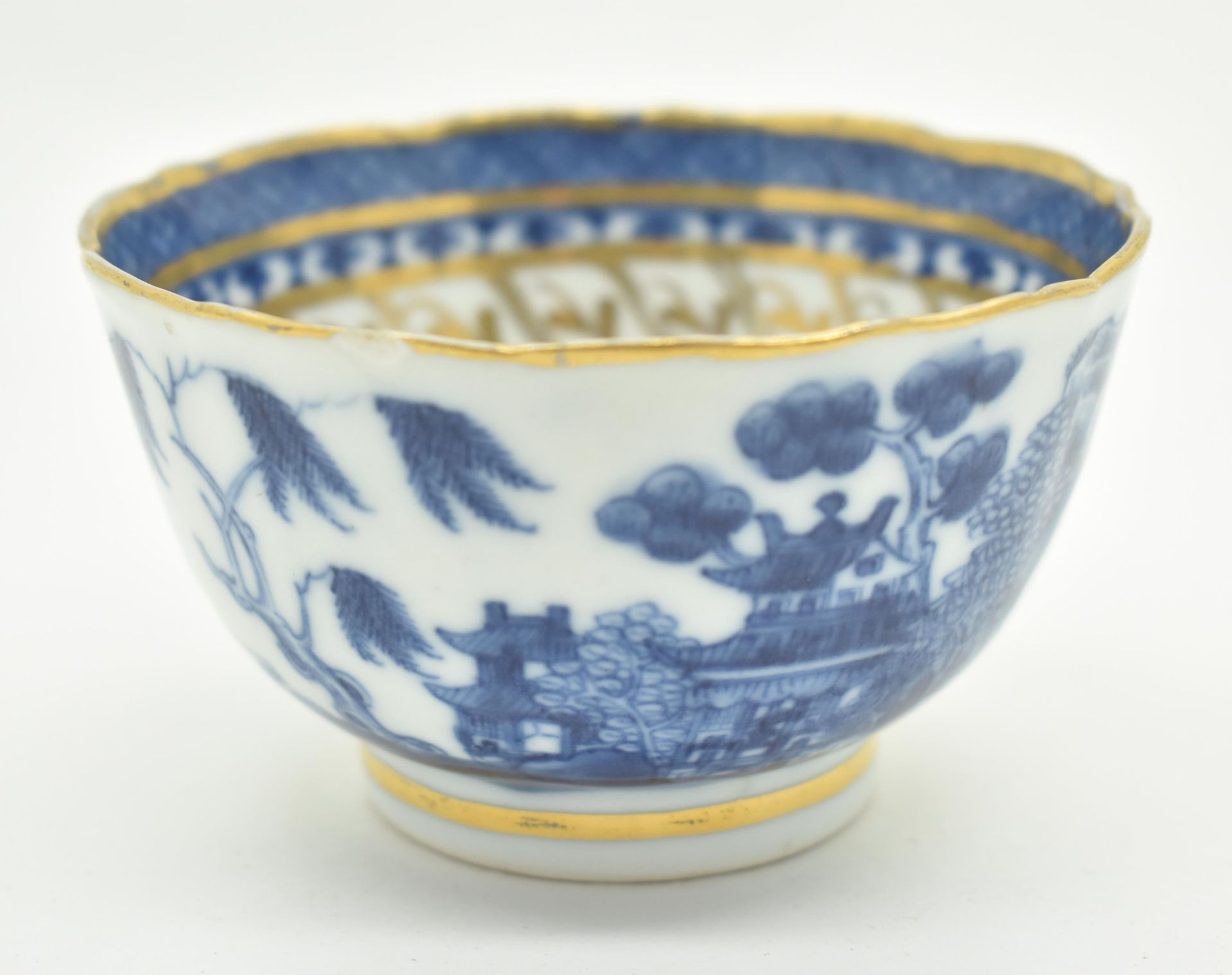 19TH CENTURY CHINESE GILT BLUE AND WHITE BOWL 清 青花山水碗