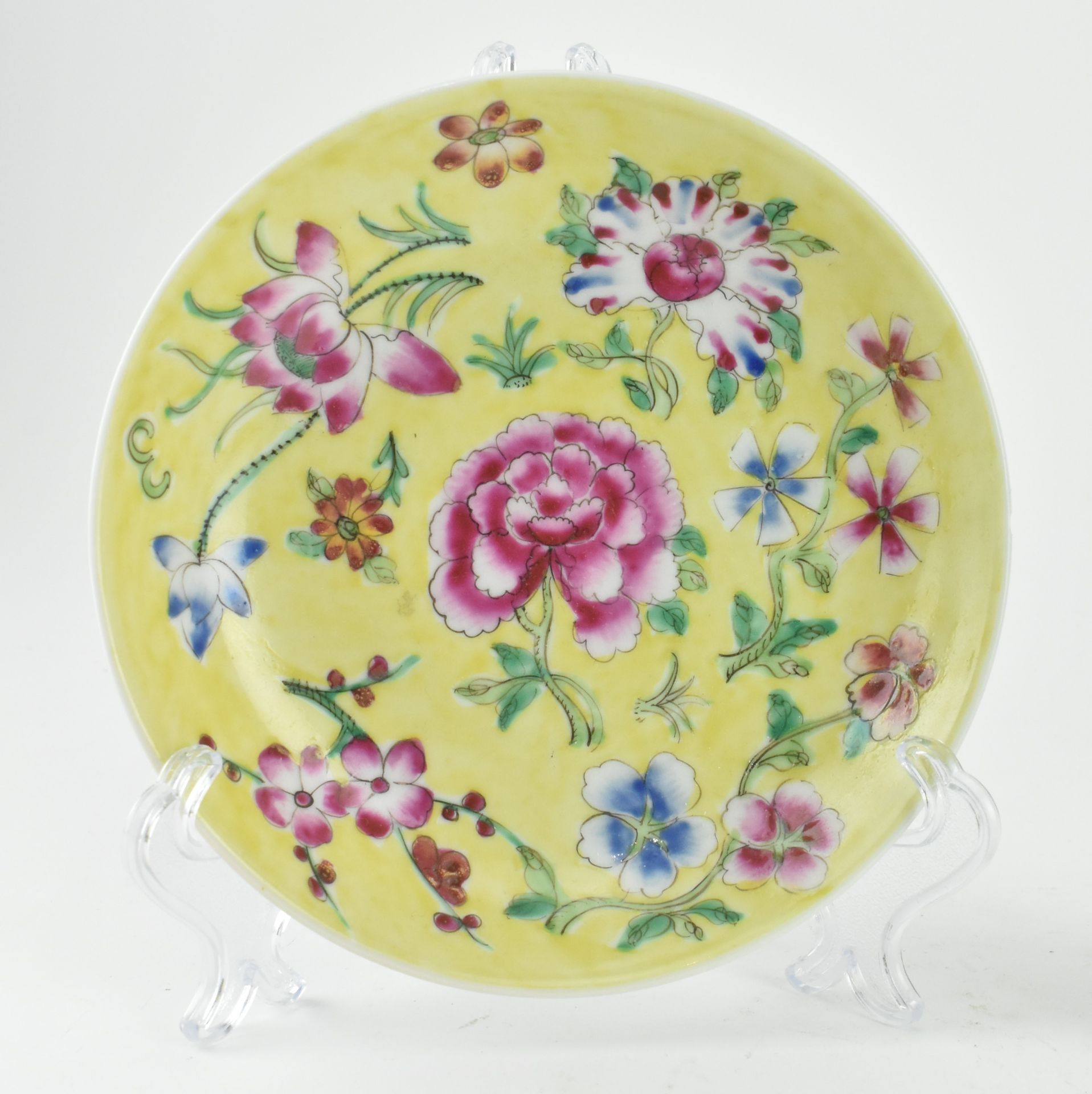 FAMILLE ROSE PLATE AND SPOON, YELLOW GROUND 黄底粉彩花卉盘和勺子 - Image 3 of 7