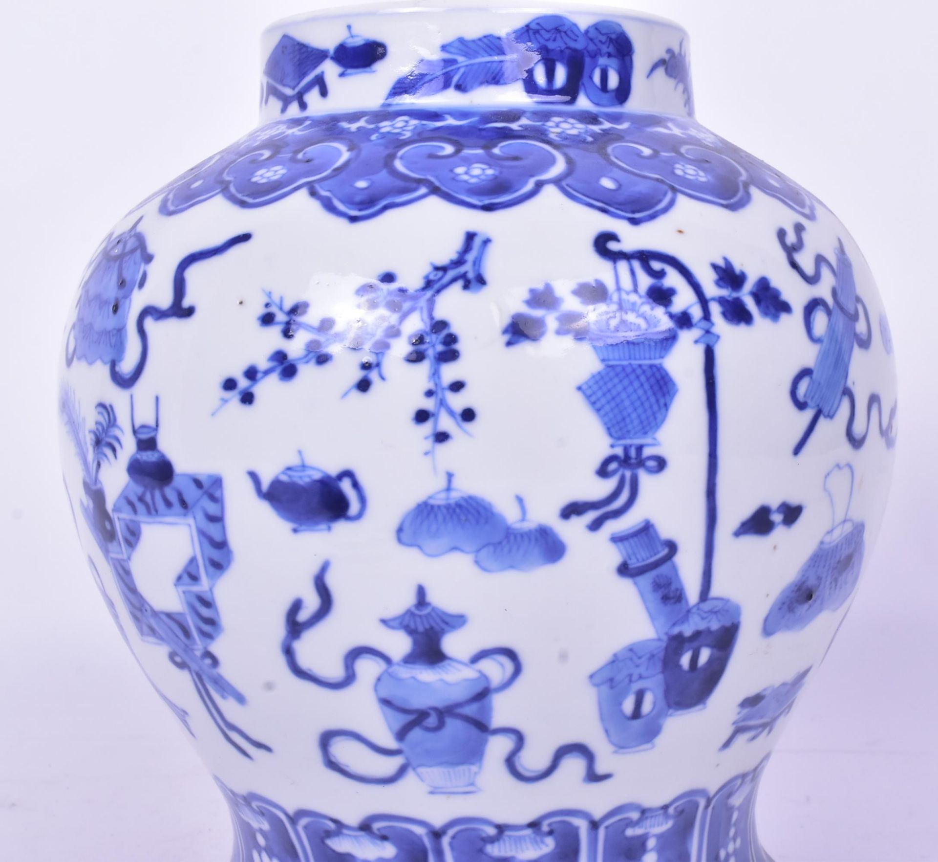 QING DYNASTY KANGXI BLUE AND WHITE JAR 清 康熙款青花博古罐 - Bild 8 aus 9