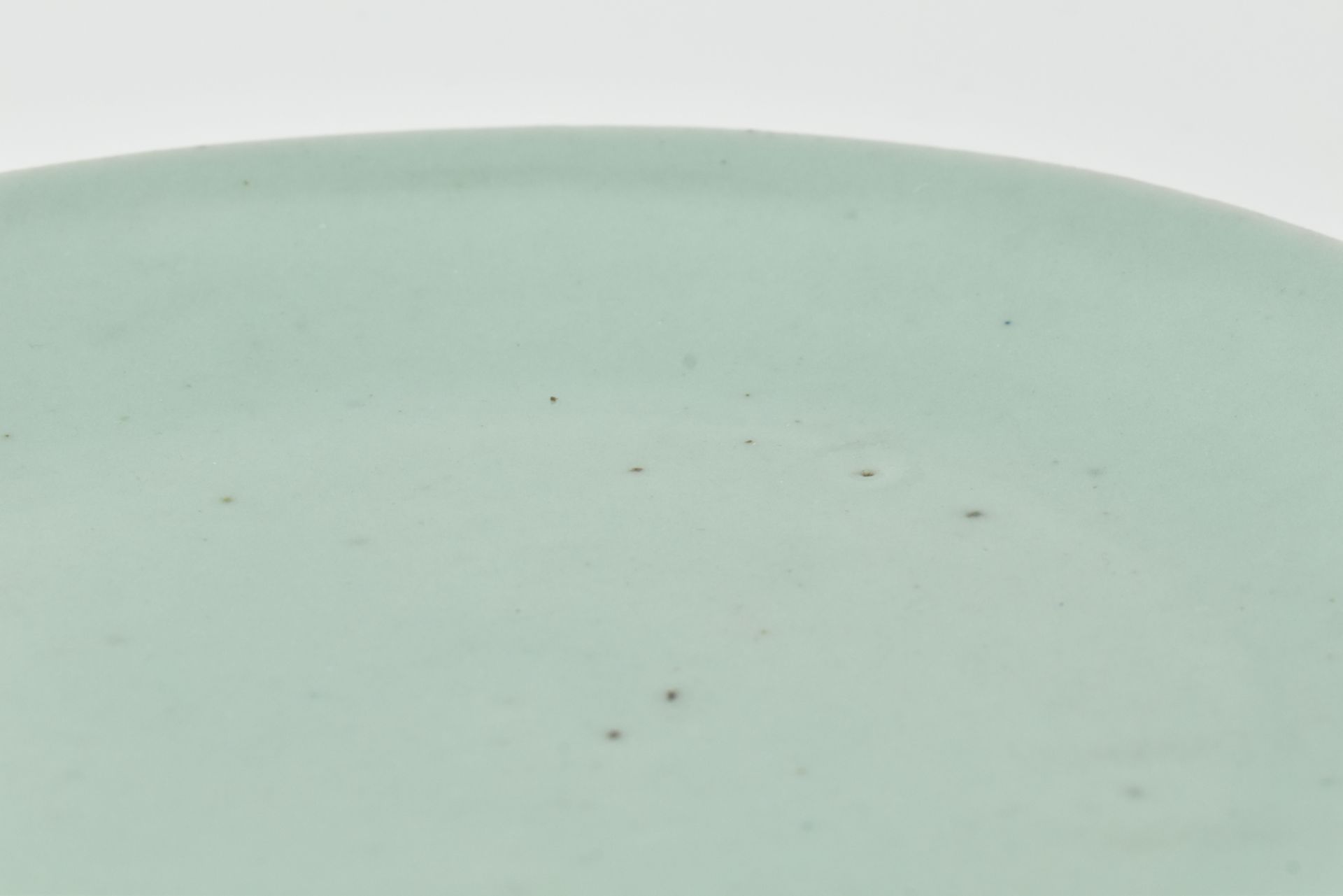 PAIR OF QING DYNASTY CELADON PLATES 清 青釉盘子一对 - Image 4 of 7