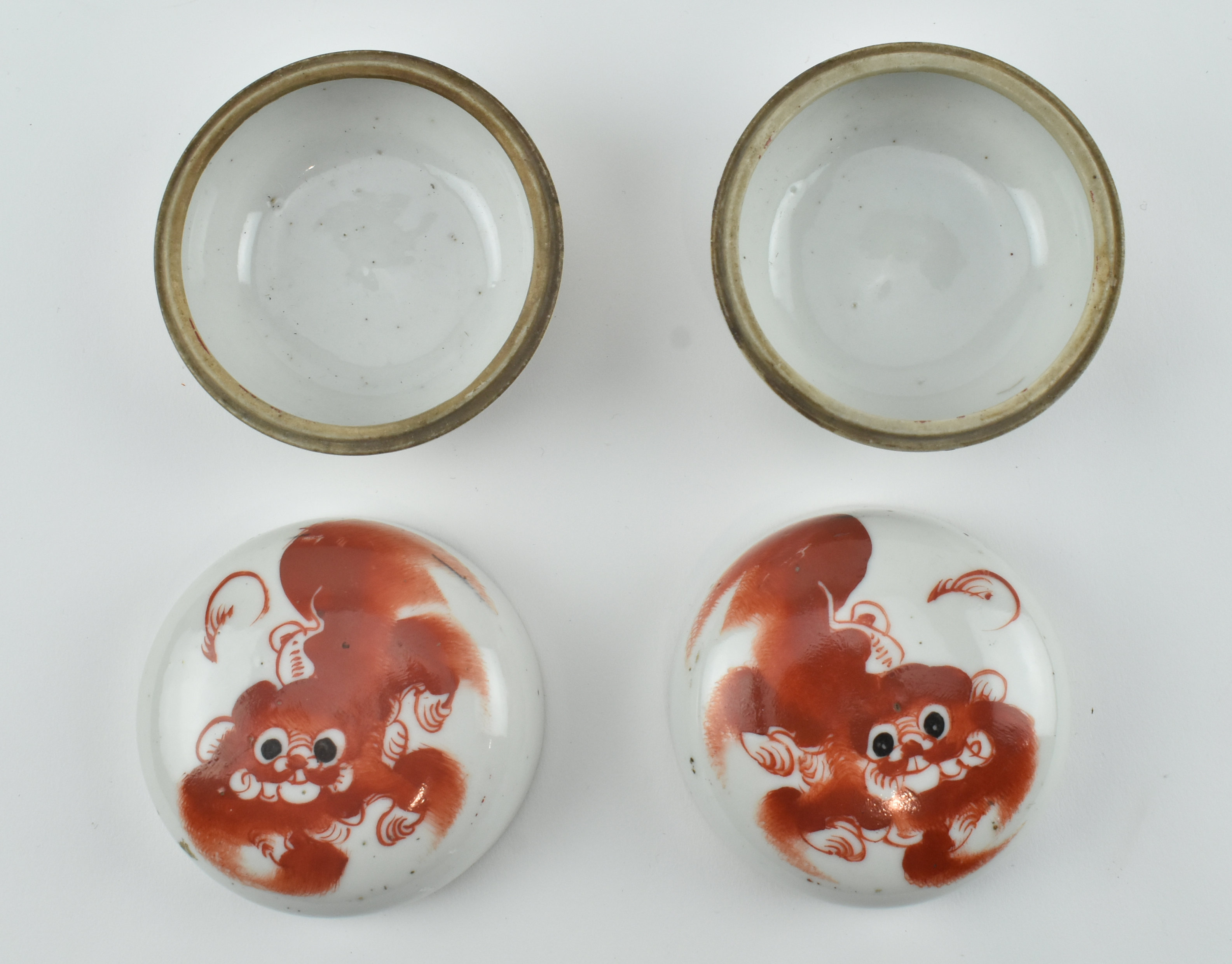 PAIR OF IRON RED LION SEALPASTE BOXES 民国 矾红戏狮印泥盒一对 - Image 3 of 5