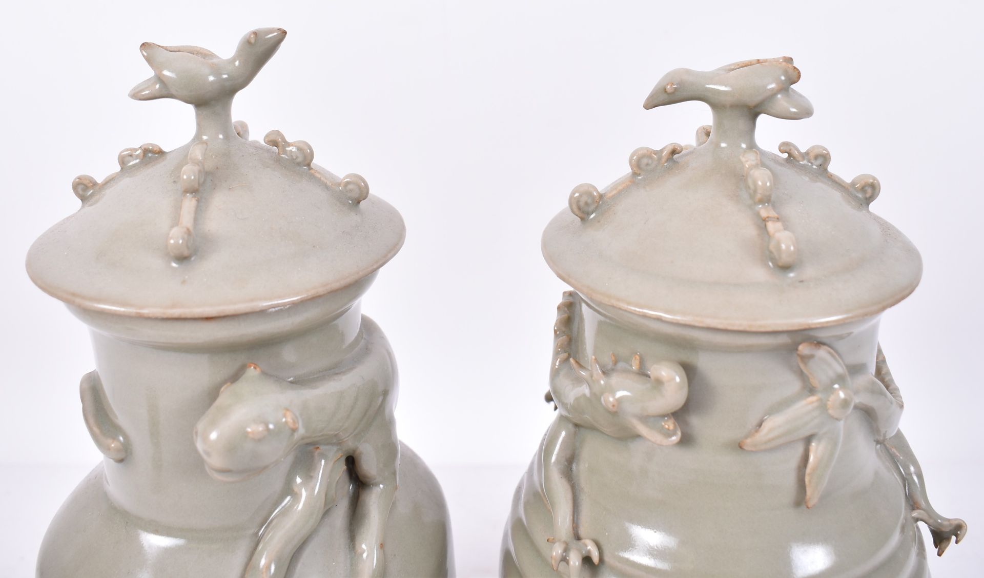 PAIR OF LONGQUAN CELADON FUNERARY URNS 青釉贴花龙虎尊 一对 - Bild 2 aus 6