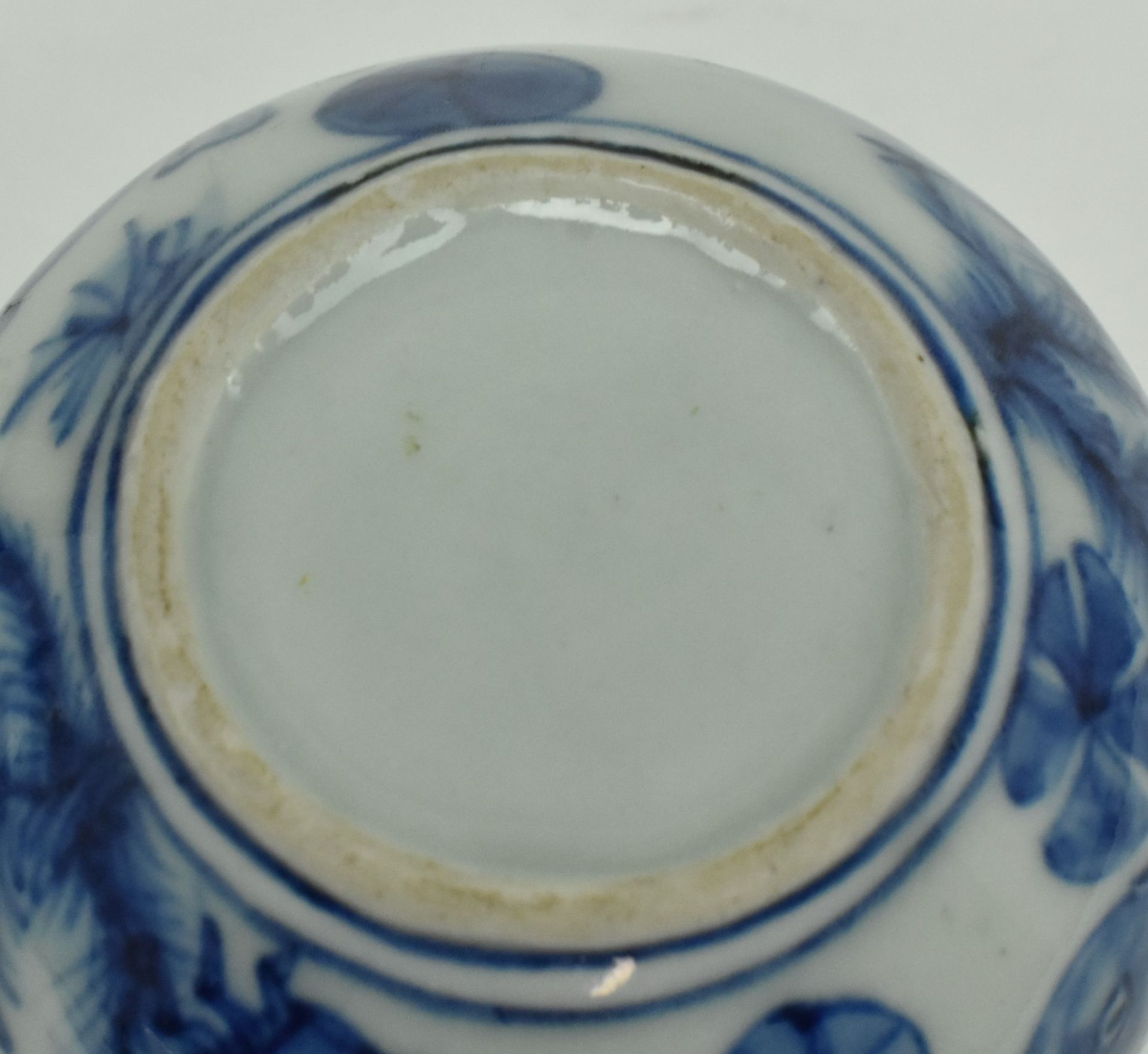 19TH CENTURY BLUE AND WHITE FISH AND ALGAE WATERPOT 青花鱼藻水丞 - Image 6 of 6