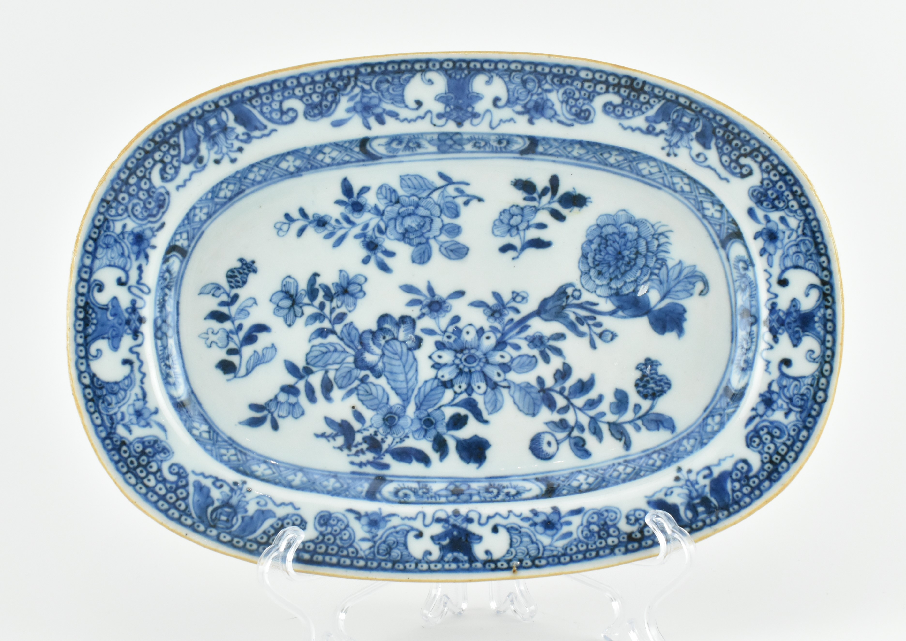 18TH CENTURY BLUE AND WHITE PEONY PLATE 清 青花 花卉盘子