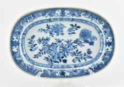 18TH CENTURY BLUE AND WHITE PEONY PLATE 清 青花 花卉盘子