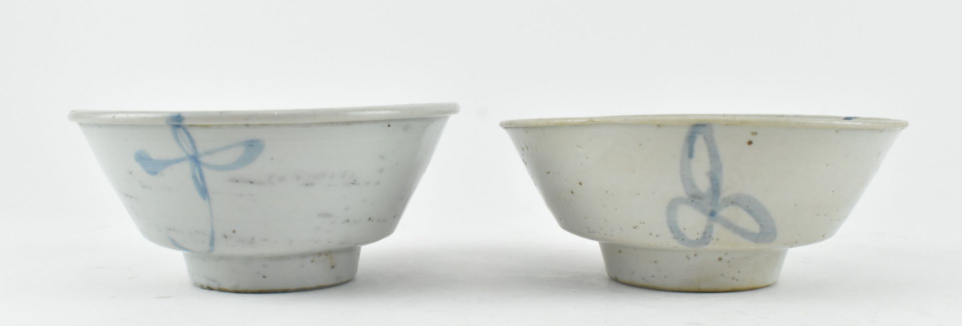 TWO ZHANGZHOU SWATOW WARE BLUE AND WHITE BOWLS 汕头碗两个 - Bild 2 aus 7