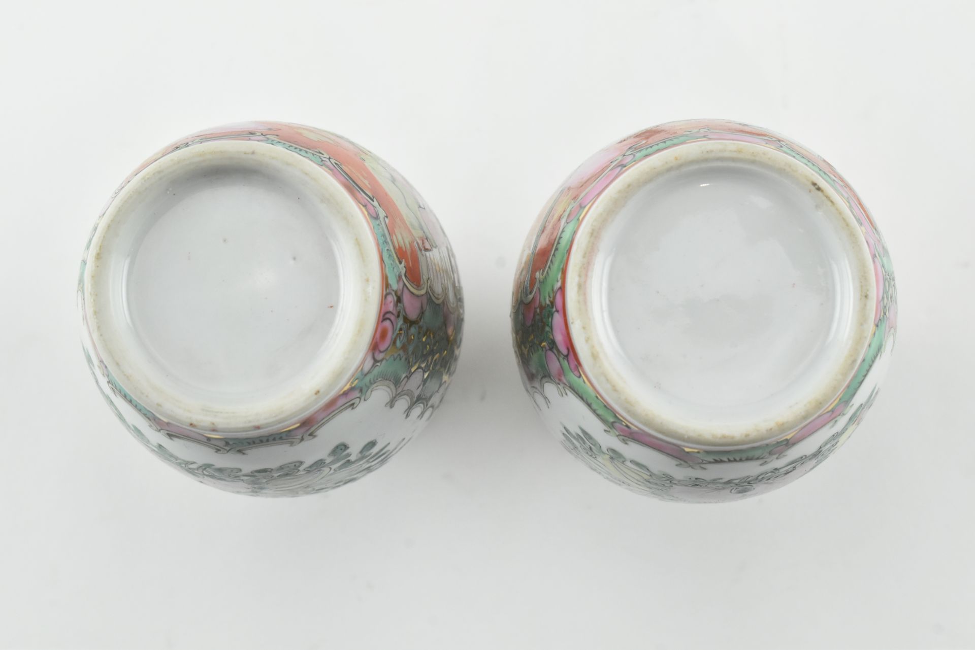 PAIR OF SMALL CHINESE CANTON FAMILLE ROSE VASES 清 广彩人物瓶一对 - Image 5 of 5