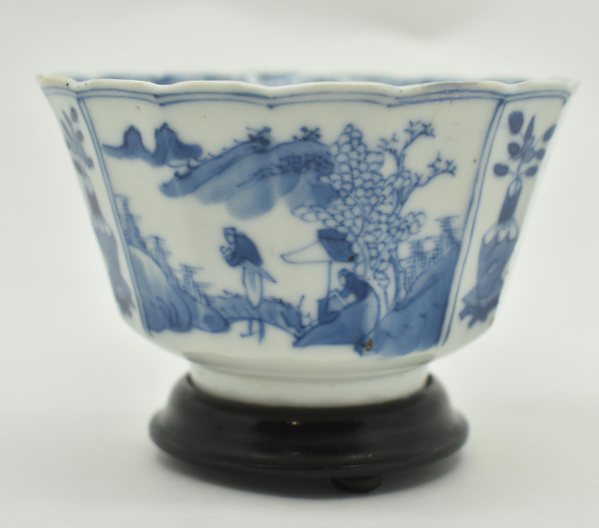 QING DYNASTY BLUE AND WHITE CUP 清 康熙 青花人物棱角杯 - Bild 2 aus 10