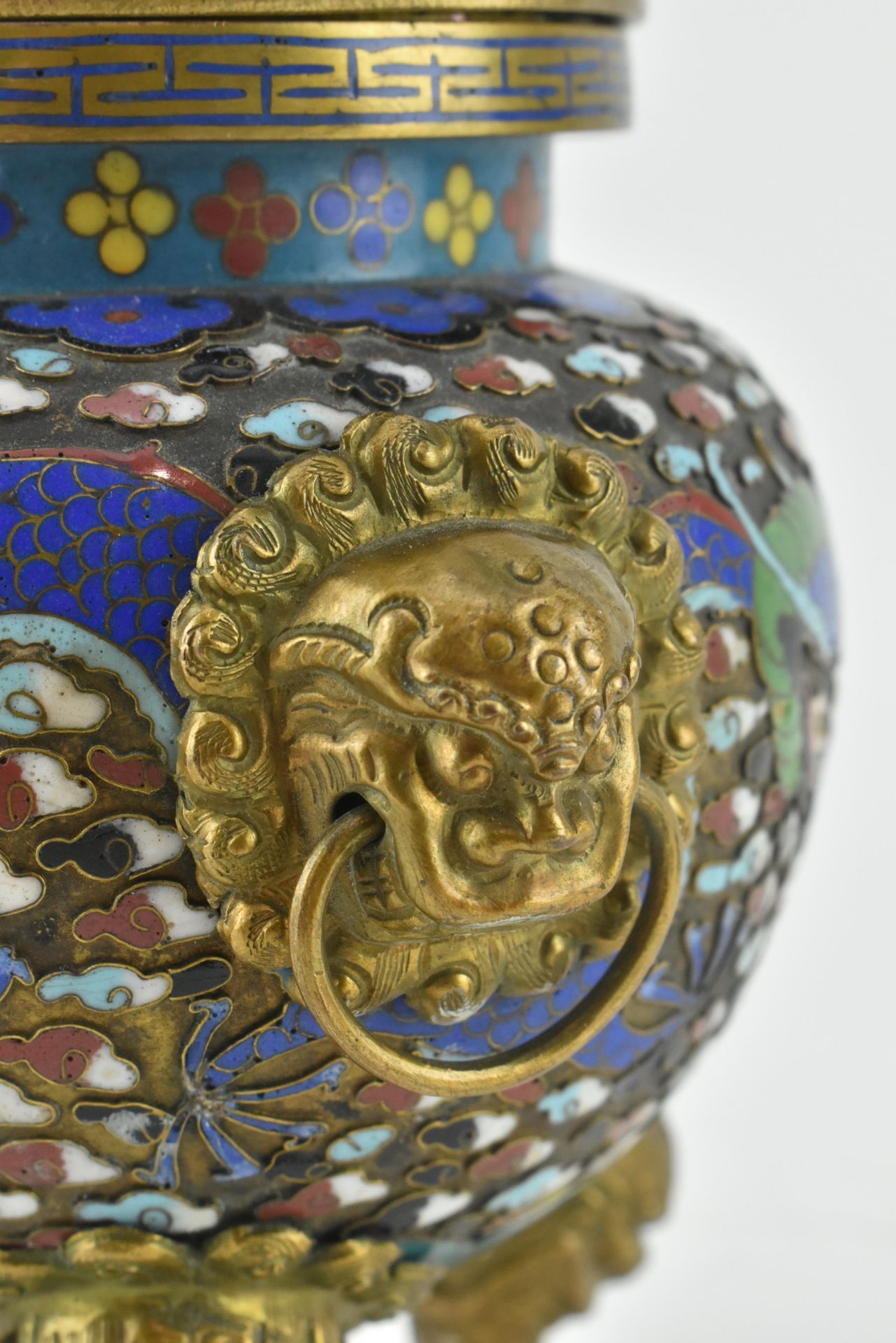 CLOISONNE DRAGON TRIPOD CENSER WITH LID 掐丝珐琅香炉 - Bild 6 aus 9