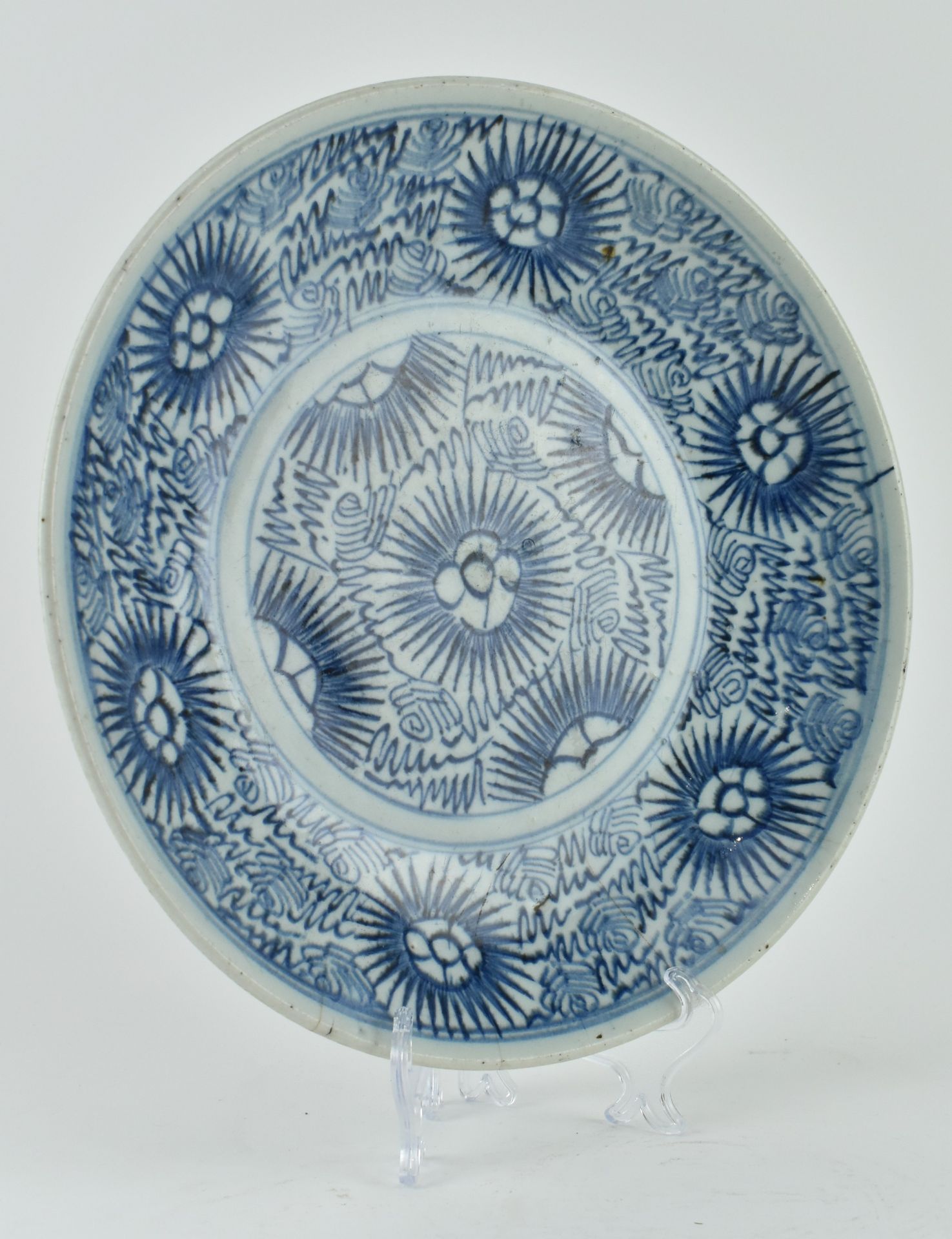 LATE 19TH CENTURY BLUE AND WHITE STARBURST CHARGER