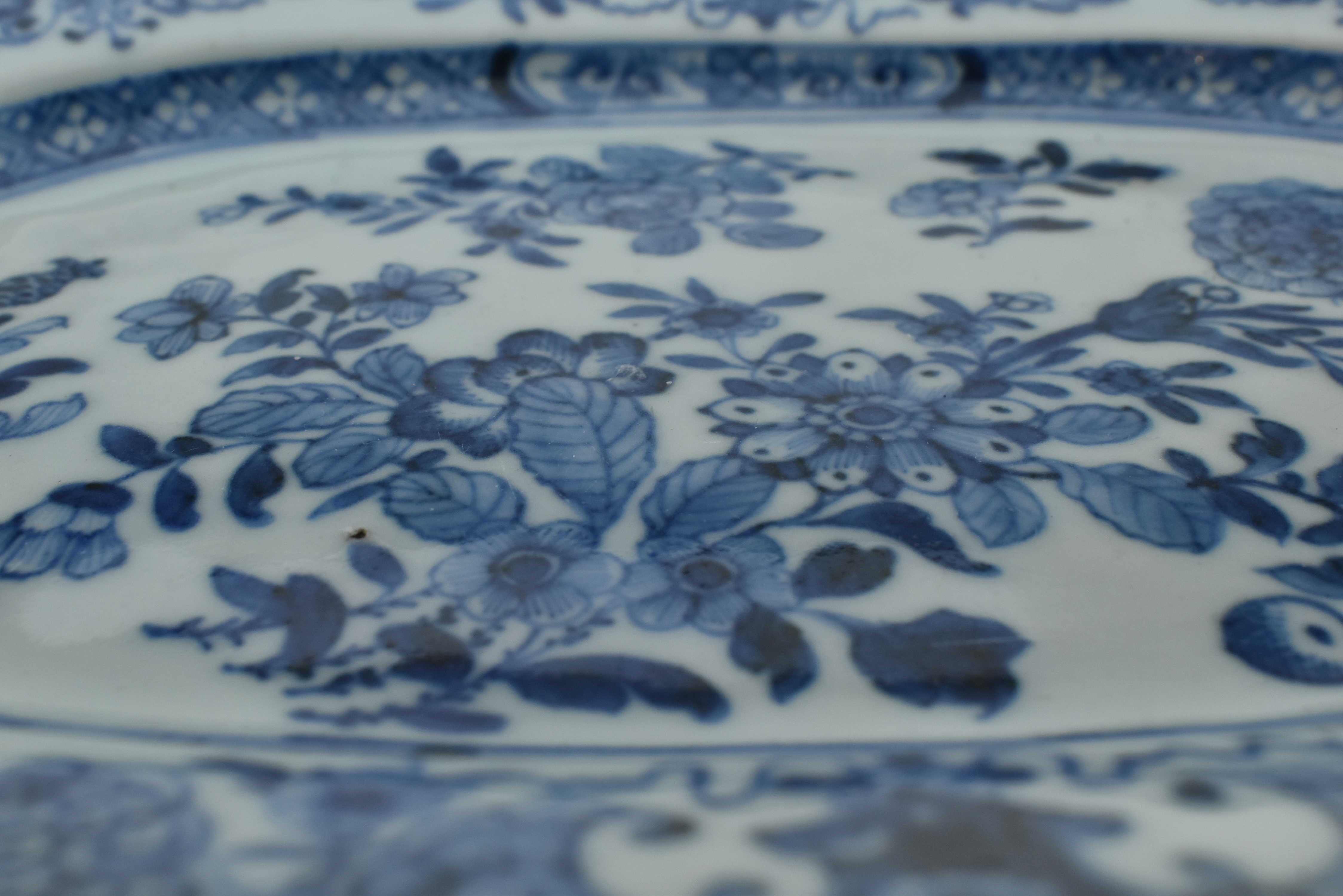 18TH CENTURY BLUE AND WHITE OCTAGONAL PLATE 清 青花山水八角盘 - Image 4 of 6