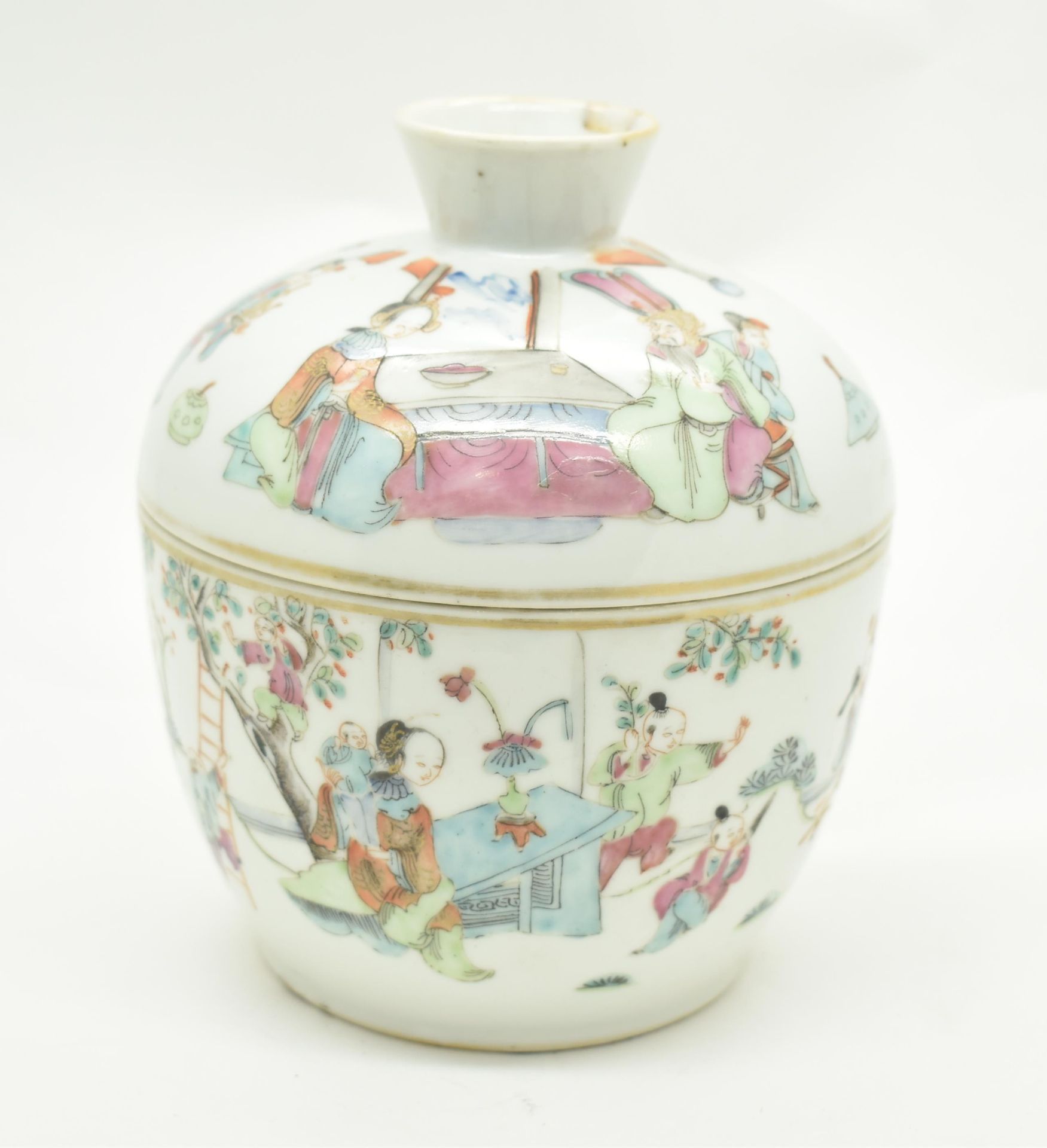 QING TONGZHI FAMILLE ROSE JAR WITH LID 清 同治粉彩盖罐