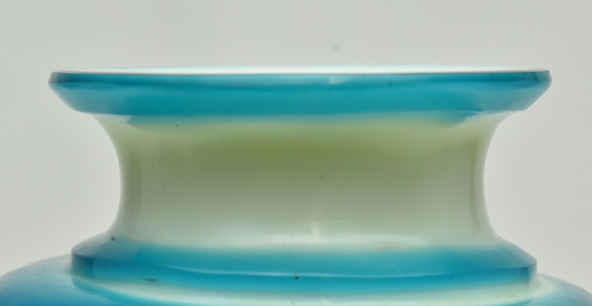 REPUBLIC PERIOD FACETED BLUE OVERLAY PEKING GLASS VASE - Bild 4 aus 9
