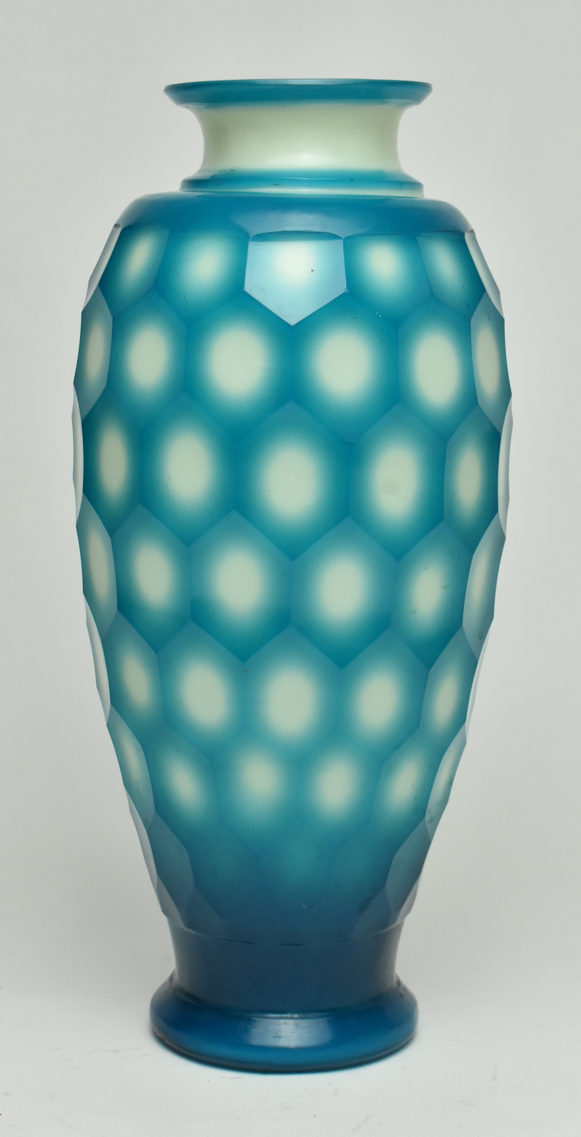 REPUBLIC PERIOD FACETED BLUE OVERLAY PEKING GLASS VASE - Image 2 of 9
