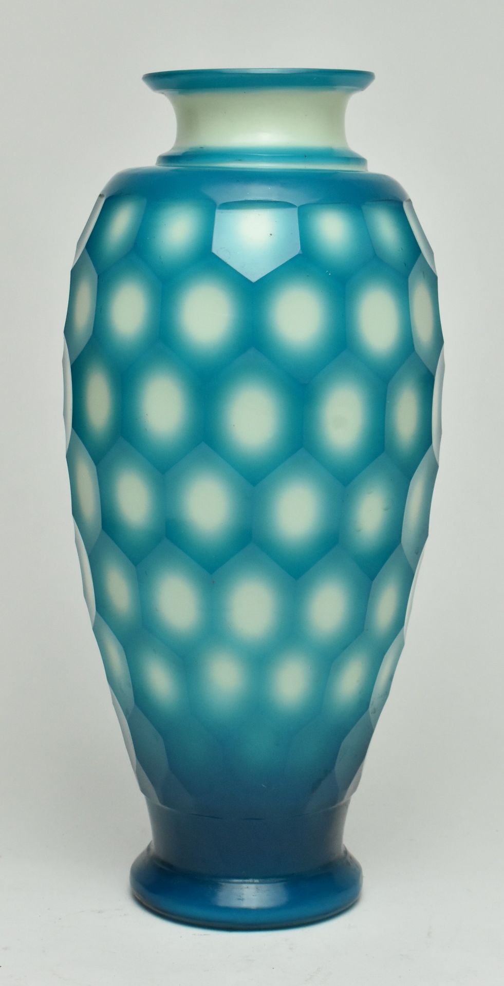 REPUBLIC PERIOD FACETED BLUE OVERLAY PEKING GLASS VASE - Bild 2 aus 9