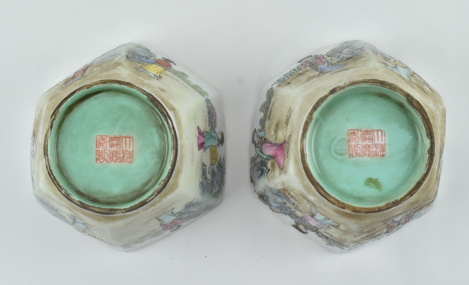 PAIR OF FAMILLE ROSE HEXAGONAL BOWLS 民国粉彩人物六角碗 嘉庆款 - Bild 5 aus 7