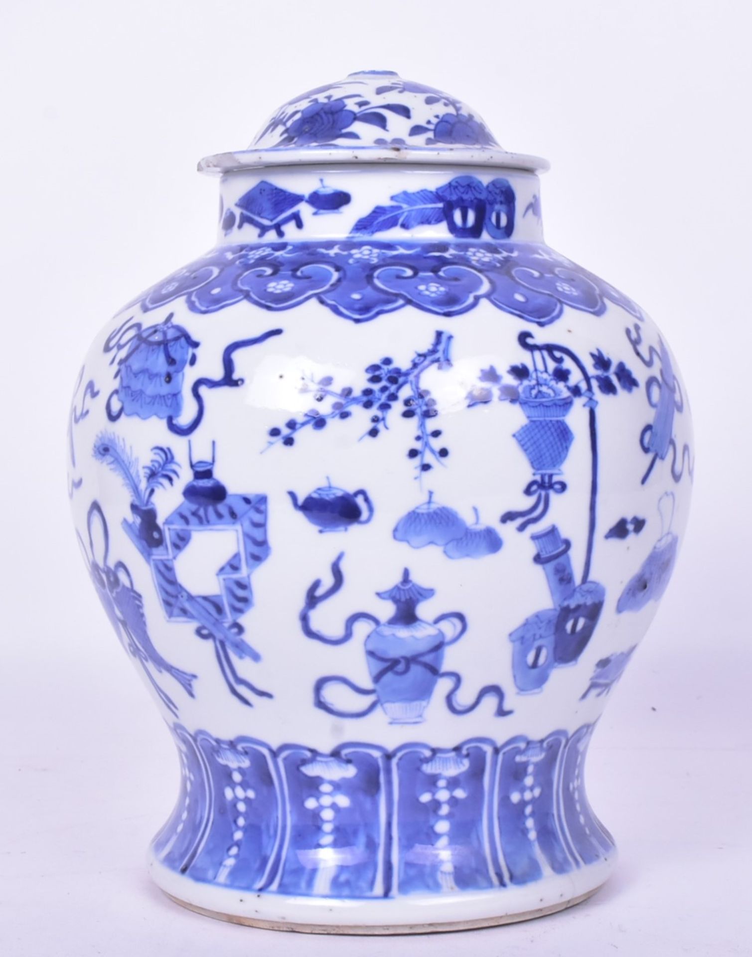 QING DYNASTY KANGXI BLUE AND WHITE JAR 清 康熙款青花博古罐