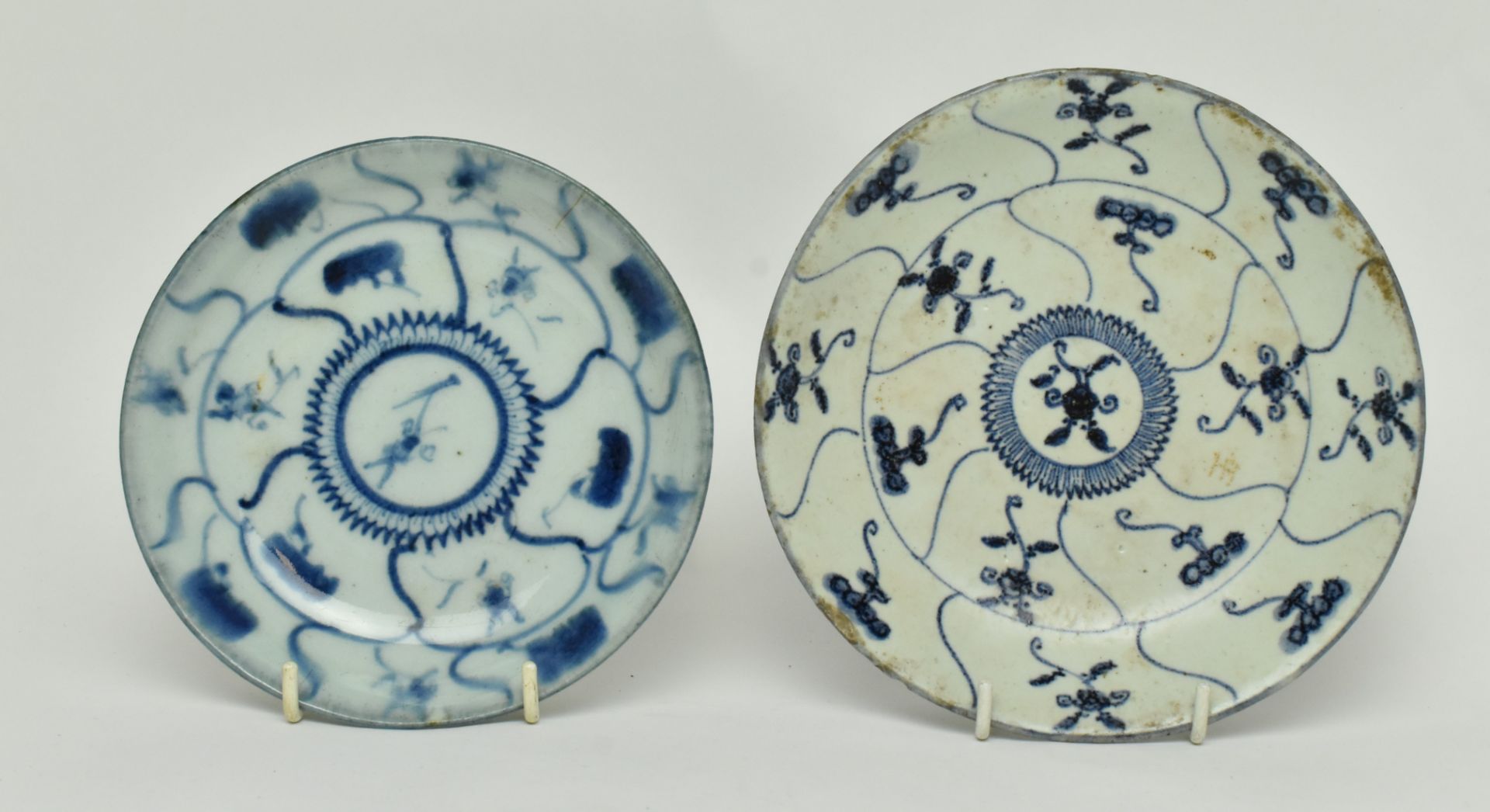 GROUP OF SIX BLUE AND WHITE EXPORT PLATES, QING DYNASTY - Bild 6 aus 7