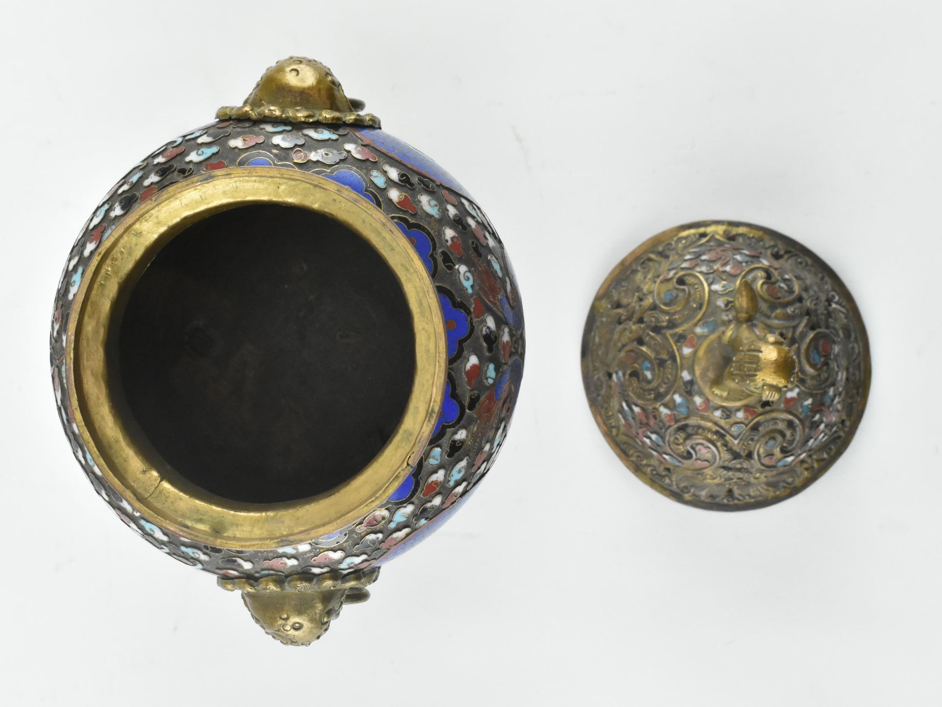 CLOISONNE DRAGON TRIPOD CENSER WITH LID 掐丝珐琅香炉 - Bild 7 aus 9