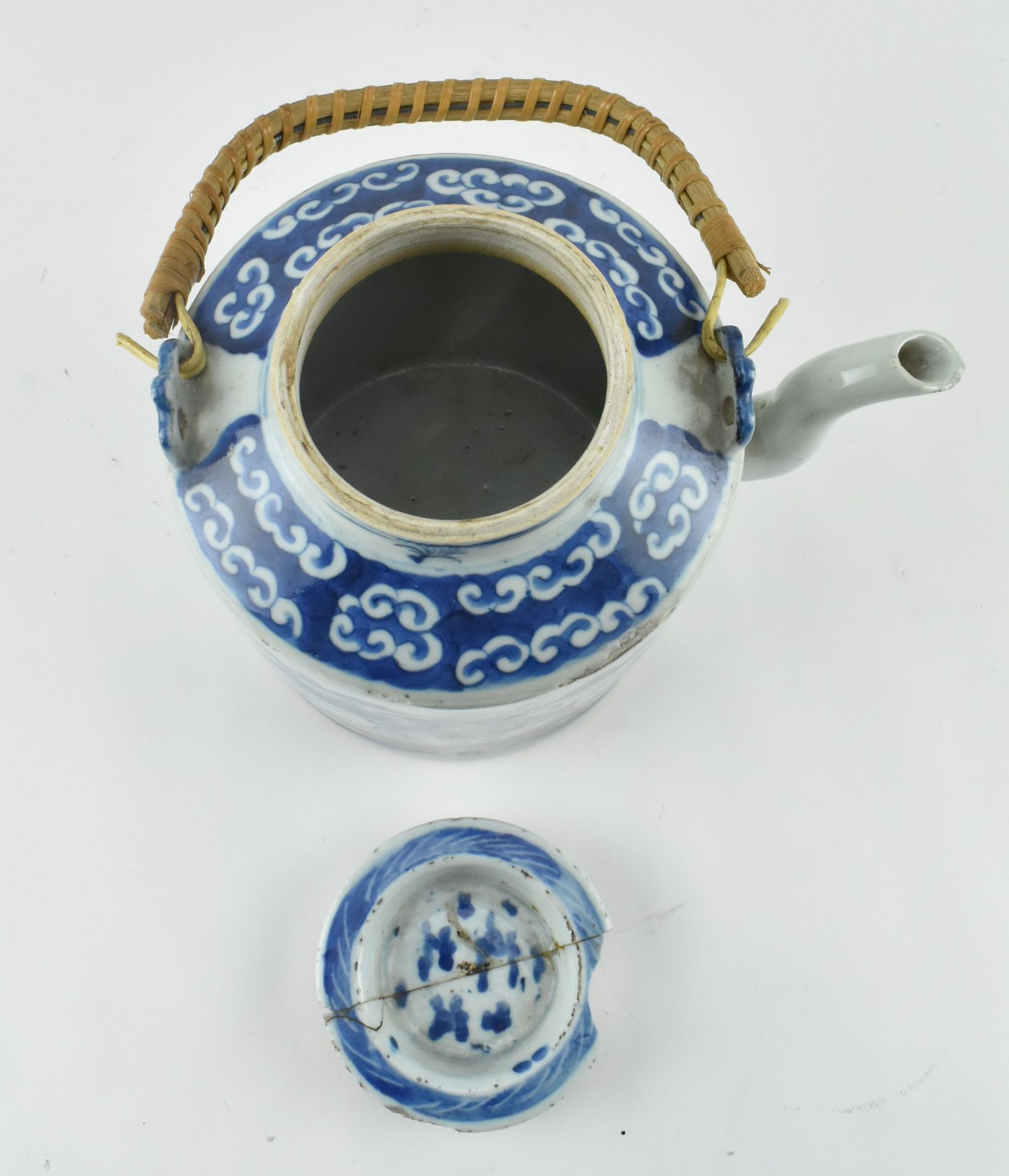 LARGE QING BLUE AND WHITE TEA POT 晚清 青花提梁壶 - Image 4 of 6