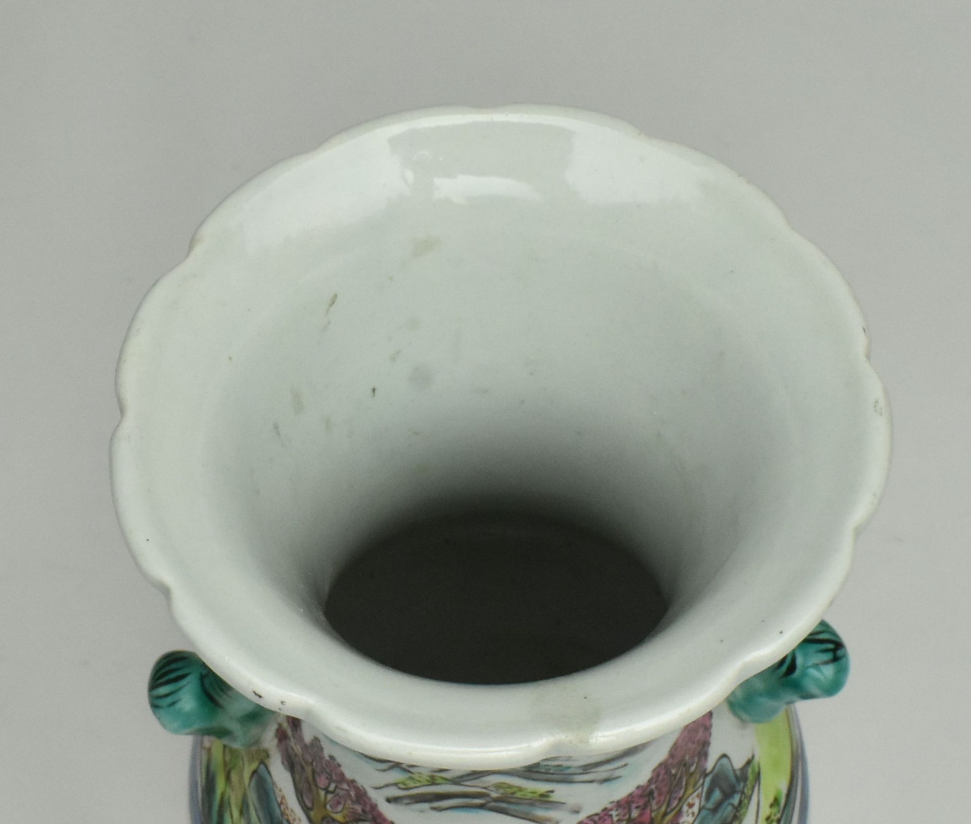 20TH CENTURY FAMILLE VERTE TWIN HANDLED VASE 民国粉彩兽耳瓶 - Bild 3 aus 7