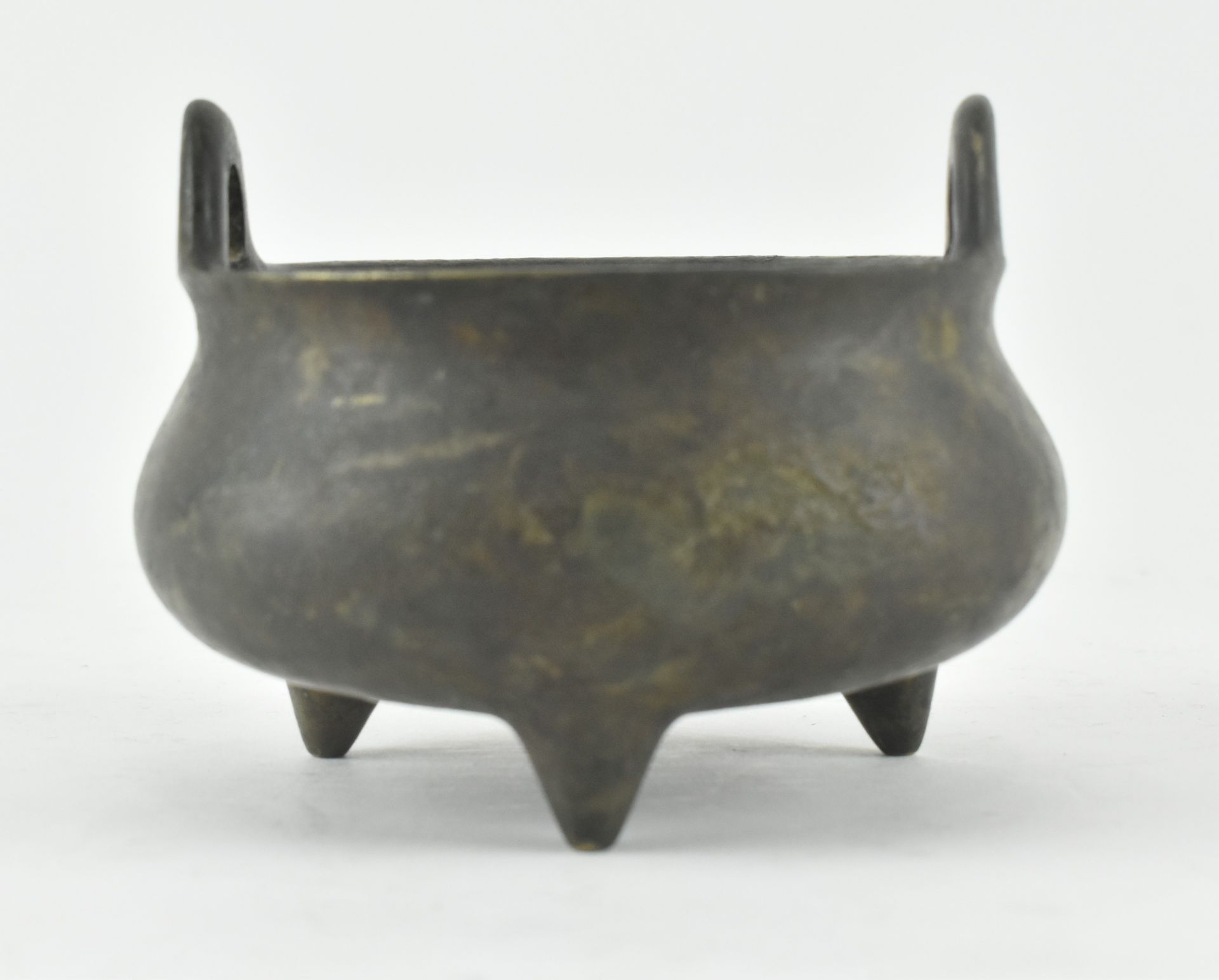 BRONZE TRIPOD CENSER, XUANDE MARK 清 宣德款琴炉 - Bild 2 aus 5