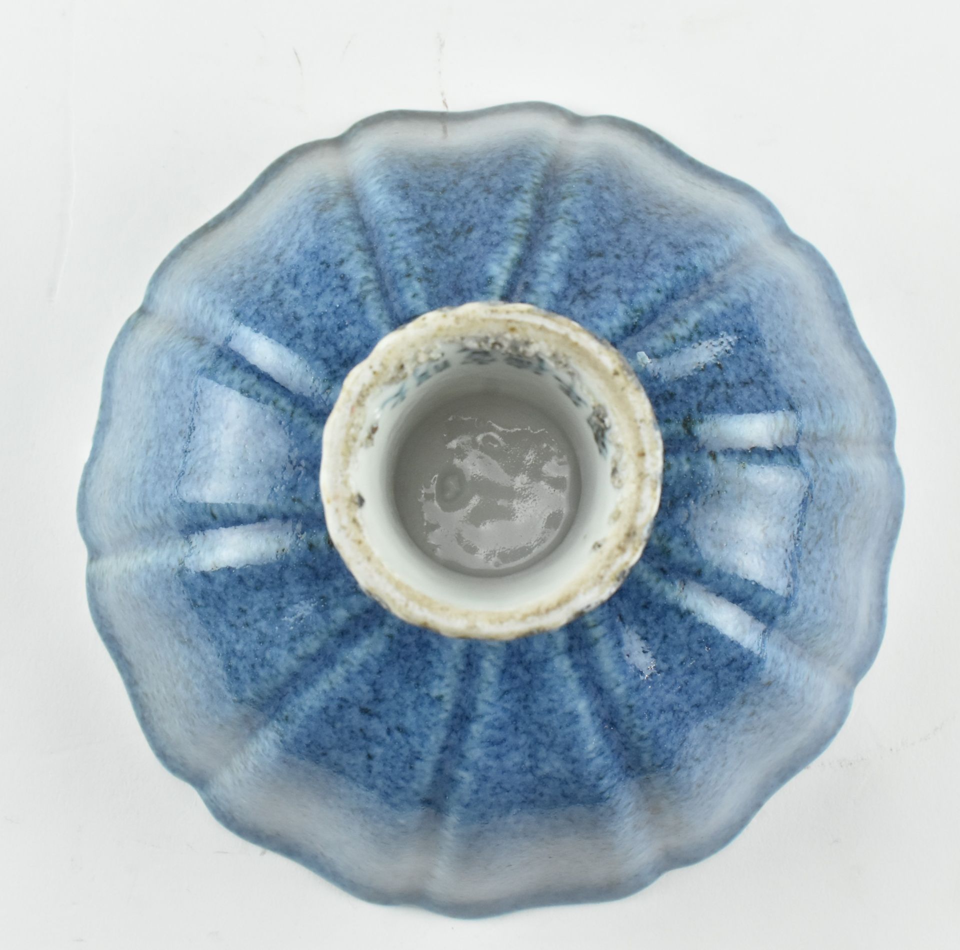 POWDER-BLUE LOTUS RIM STEM BOWL, MING MARKED 宣德款 莲花高脚杯 - Bild 7 aus 8