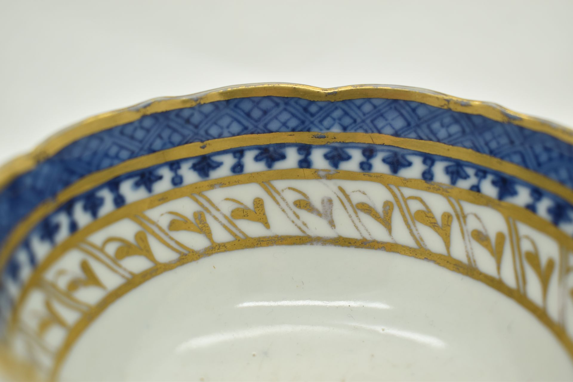 19TH CENTURY CHINESE GILT BLUE AND WHITE BOWL 清 青花山水碗 - Bild 7 aus 10