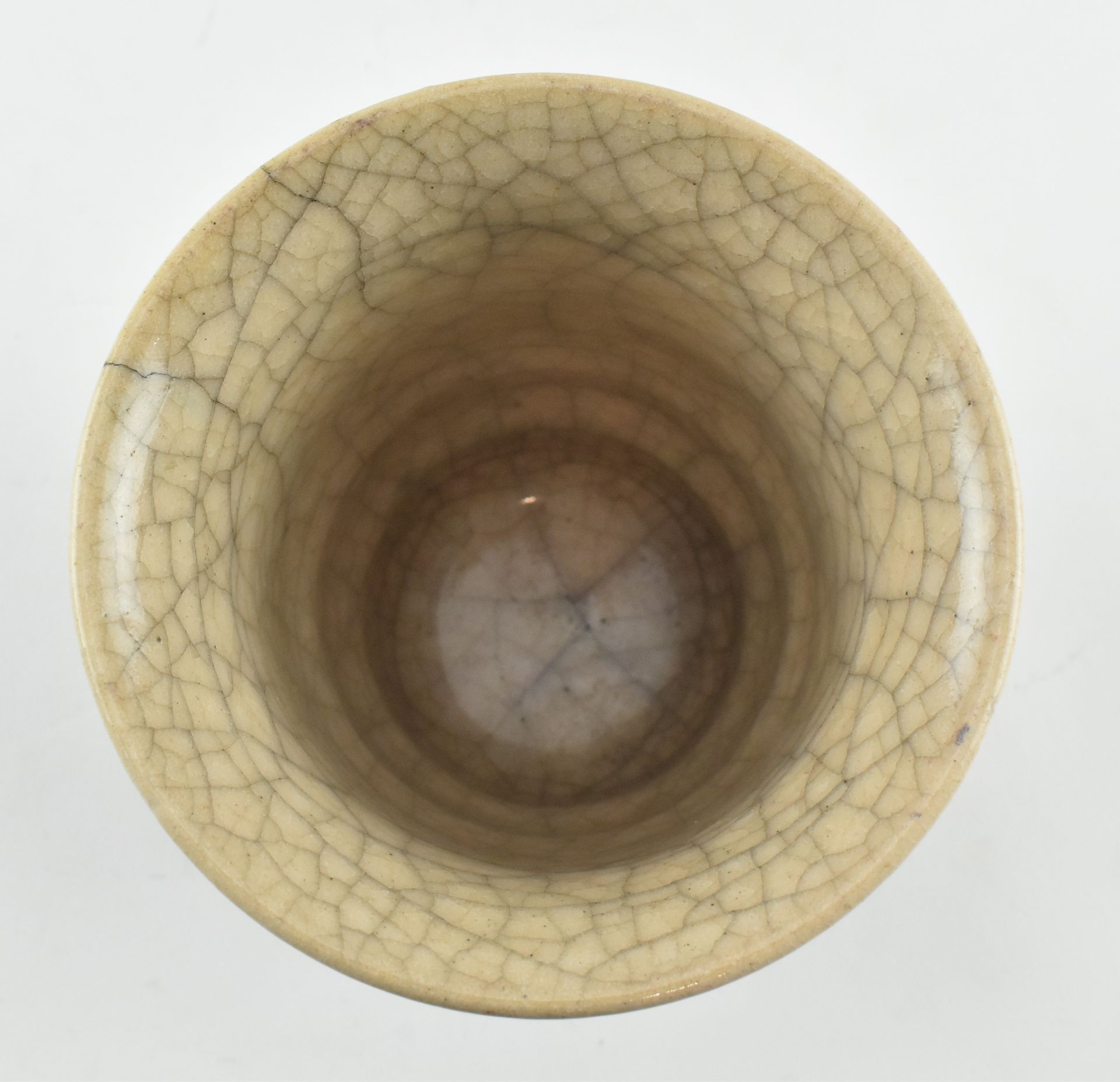 GEYAO TYPE YELLOW GLAZE CRACKLED VASE 清 仿哥窑黄釉瓶 - Bild 4 aus 6