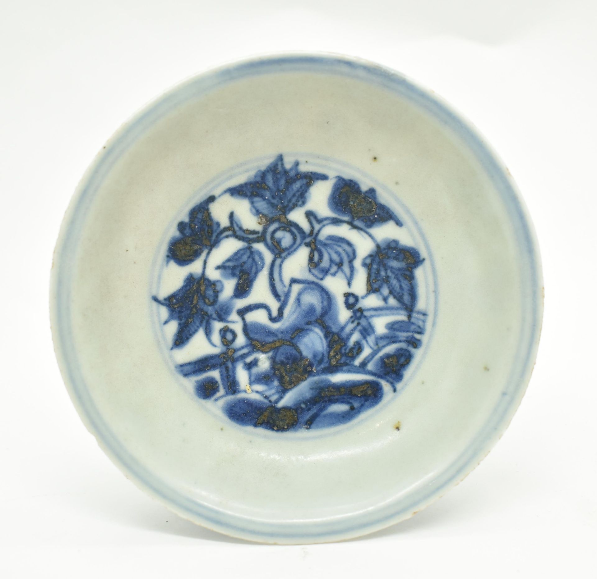 MING DYNASTY TRANSITIONAL BLUE AND WHITE PLATE 明 青花花卉碟 - Image 2 of 6