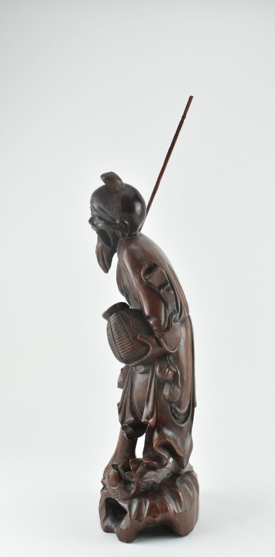 QING DYNASTY CARVED WOODEN FIGURINE 清 姜太公钓鱼木刻像 - Image 4 of 7