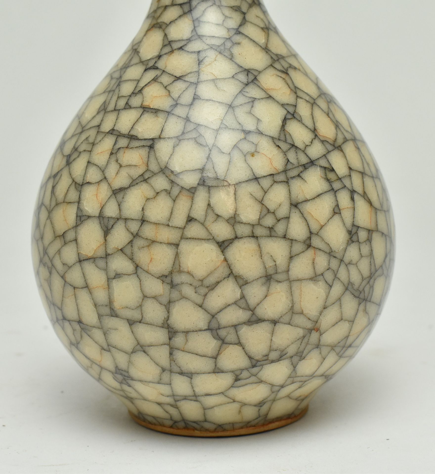 SMALL CRACKLED LONG NECK VASE FENGHUA MARK 哥窑长颈瓶 奉华款 - Bild 5 aus 8