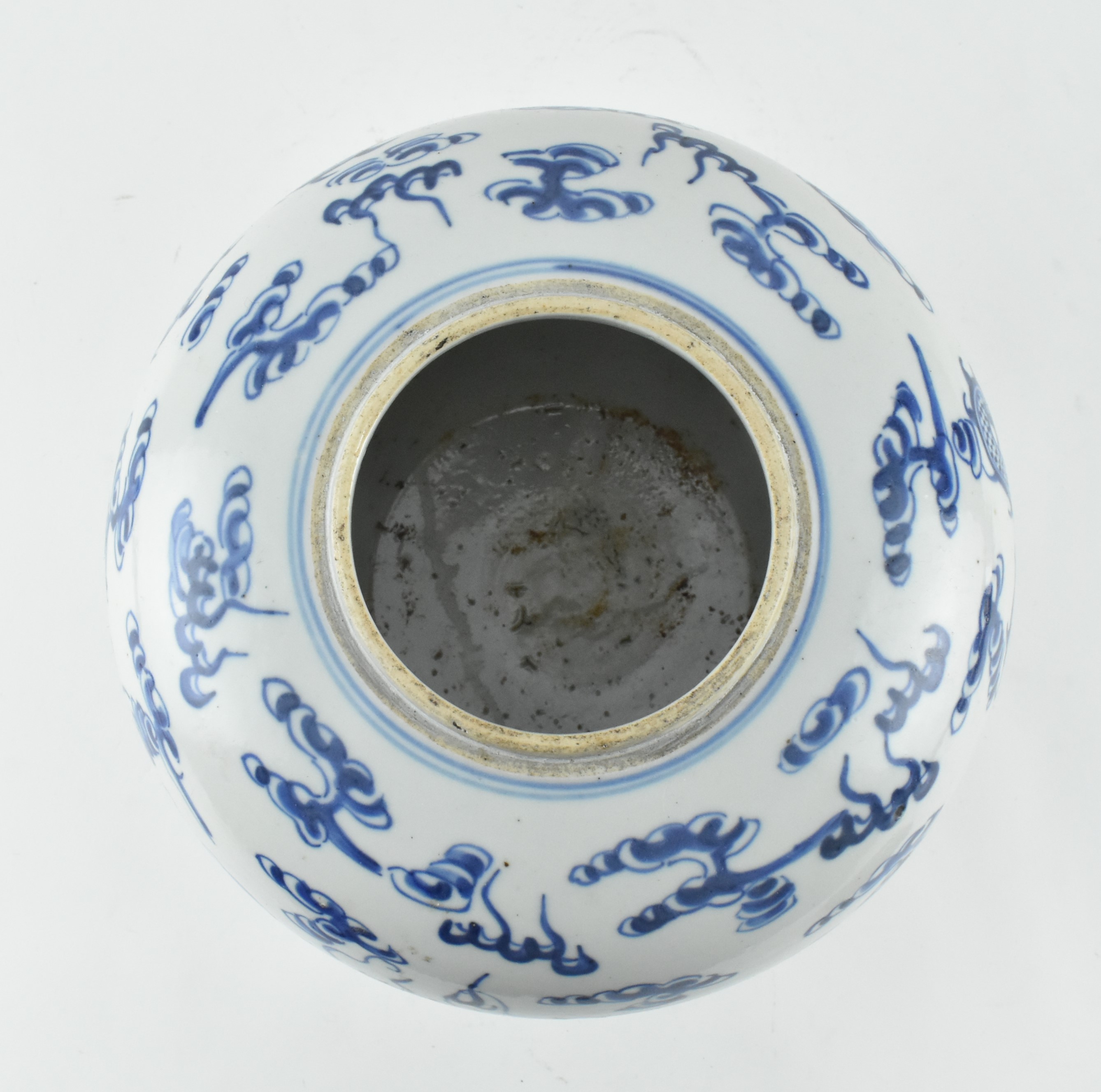 BLUE AND WHITE TWIN DRAGON WITH PEARL JAR 清末 双龙戏珠罐 - Image 4 of 6