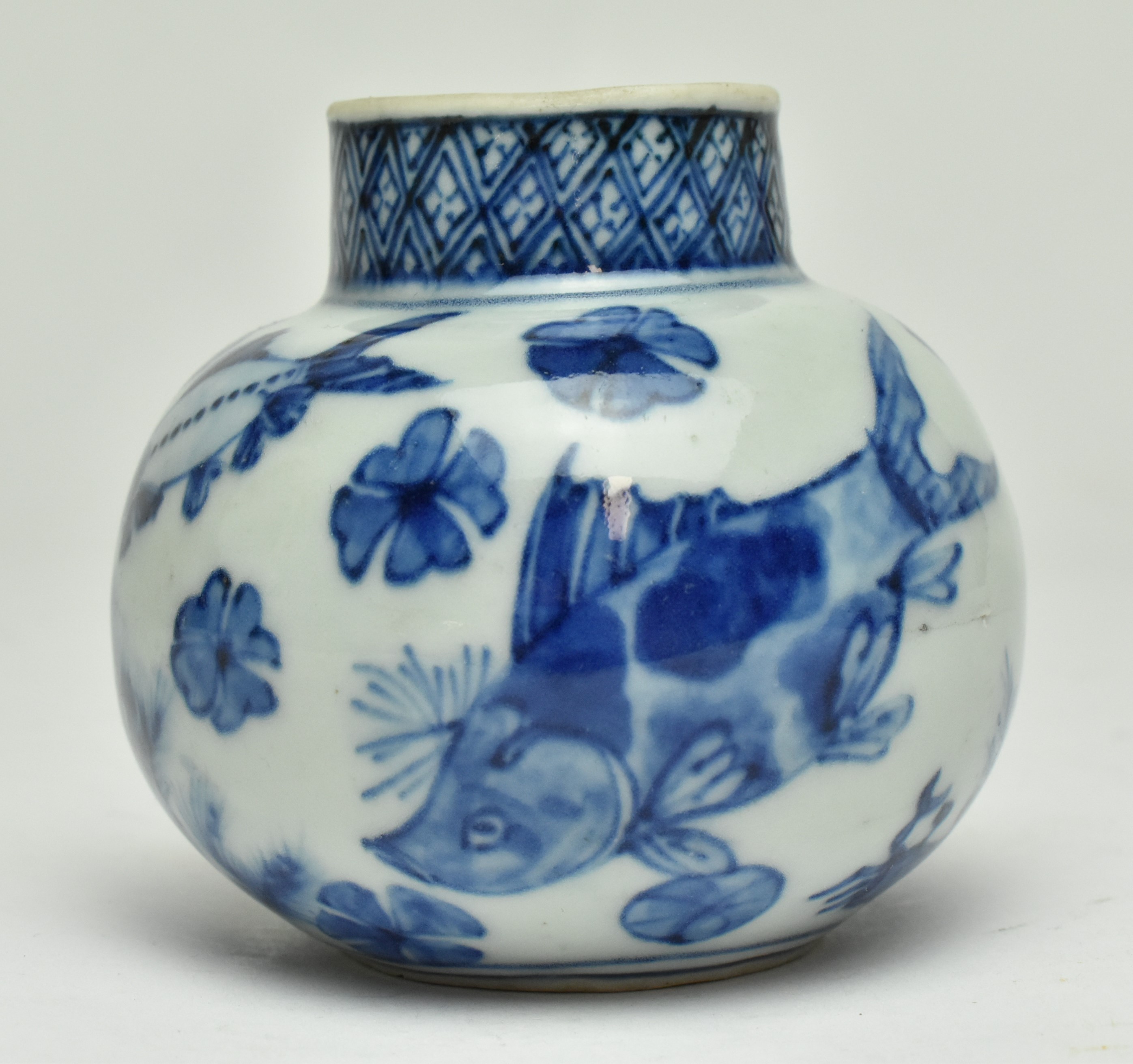 19TH CENTURY BLUE AND WHITE FISH AND ALGAE WATERPOT 青花鱼藻水丞 - Image 2 of 6