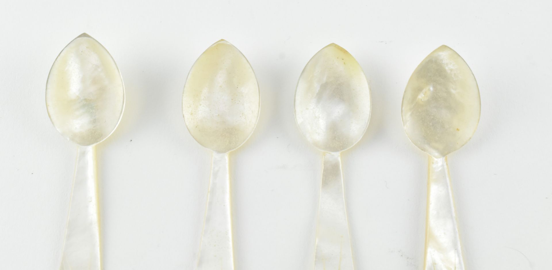 FOUR MOTHER OF PEARL CAVIAR TASTING TEA SPOONS 清 贝母鱼子酱勺 - Image 3 of 7