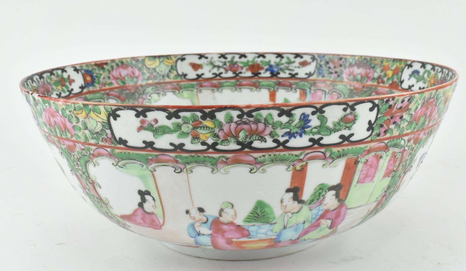 QING DYNASTY FAMILLE ROSE CANTON FIGURINE BOWL 清 广彩大碗 - Image 3 of 6