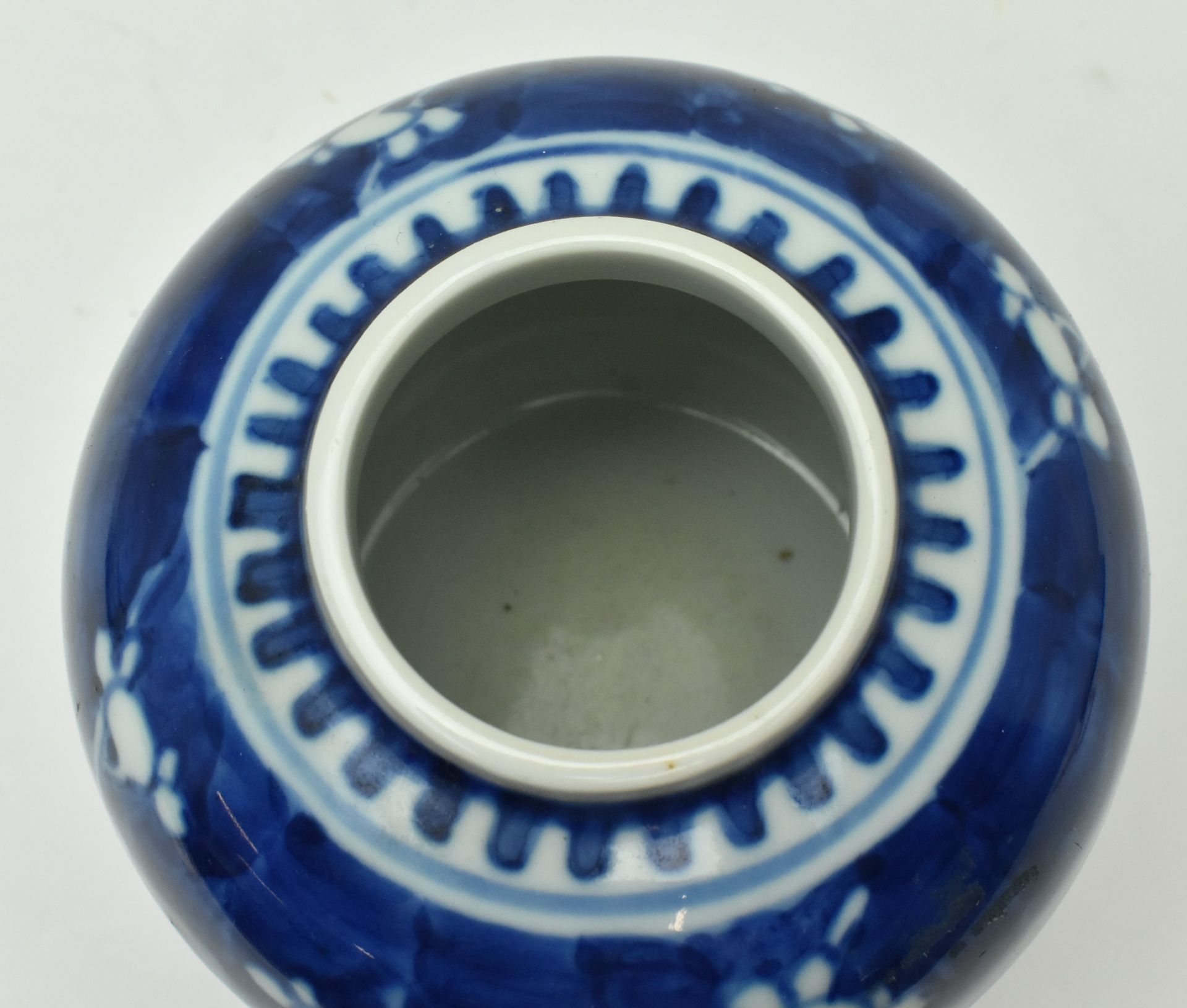 TWO BLUE AND WHITE CERAMIC CENSER AND JAR 青花罐香炉和姜罐 - Image 6 of 7