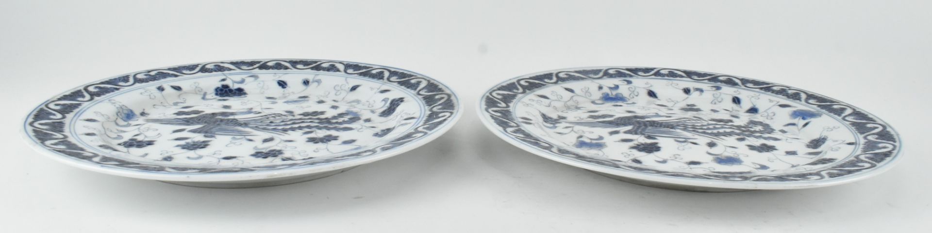 PAIR OF BLUE AND WHITE PHOENIX CHARGERS 晚清牡丹凤凰盘一对 - Image 4 of 6